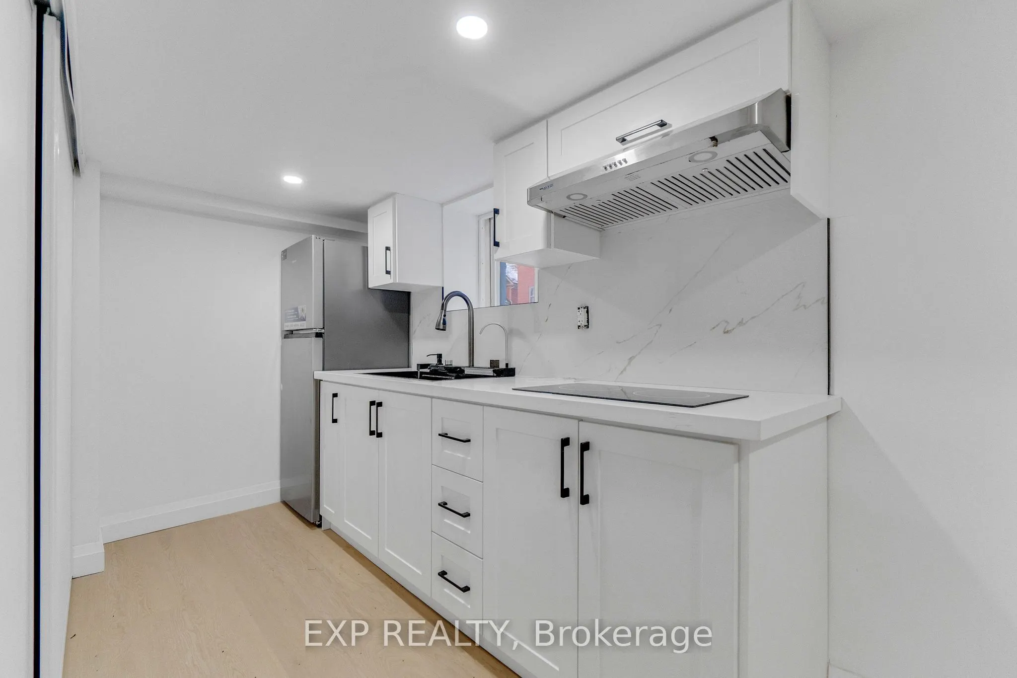 64 Lancaster Street E