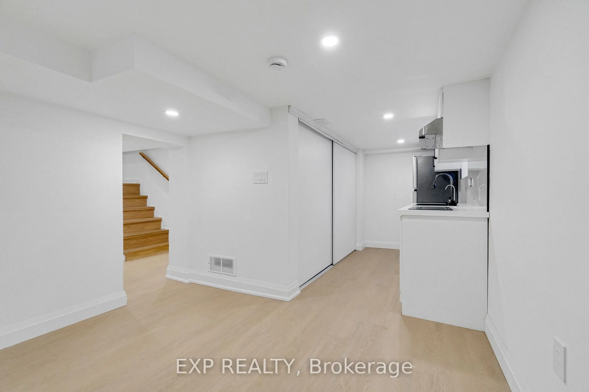 64 Lancaster Street E