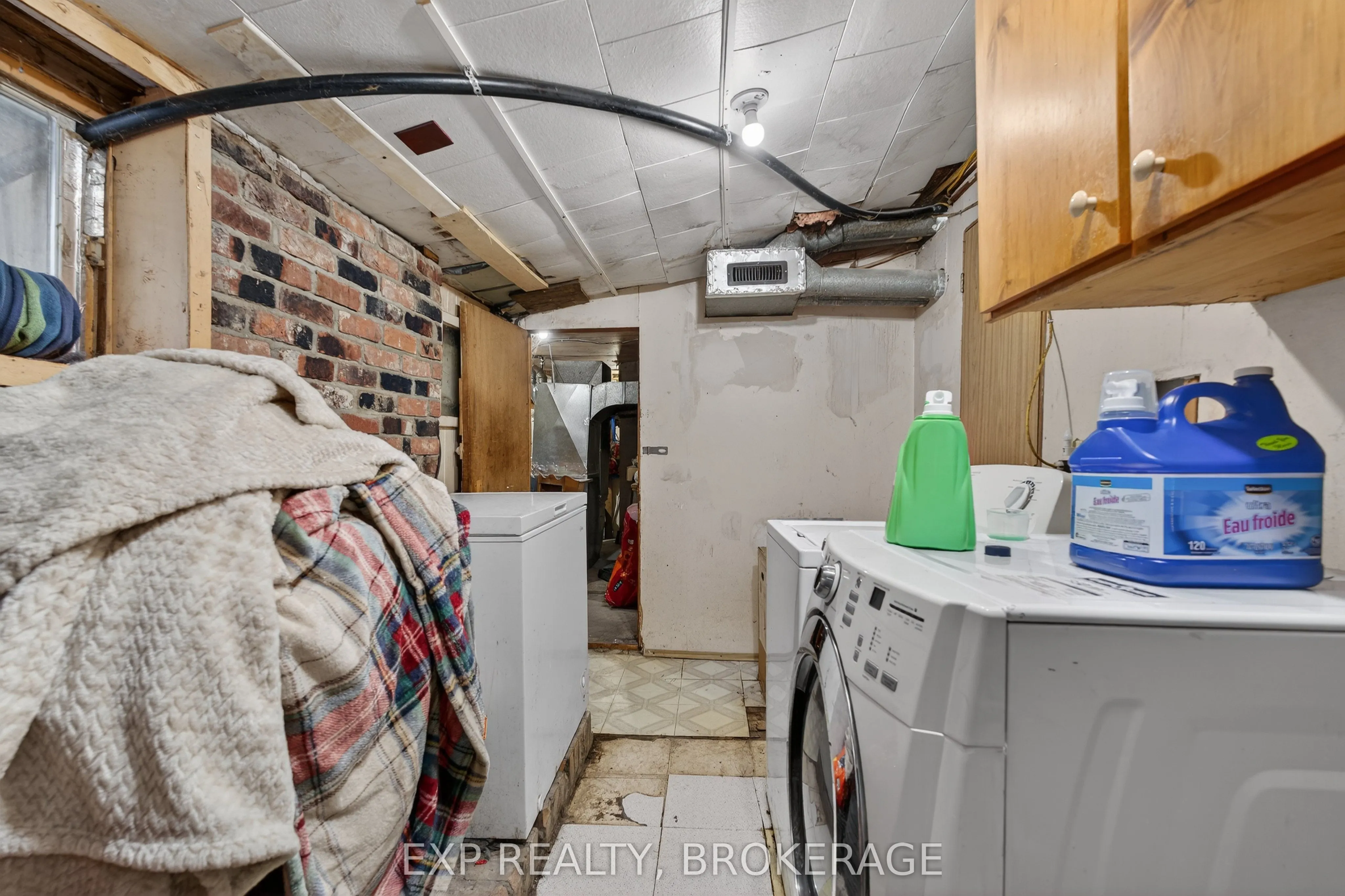 2295 SYDENHAM Road