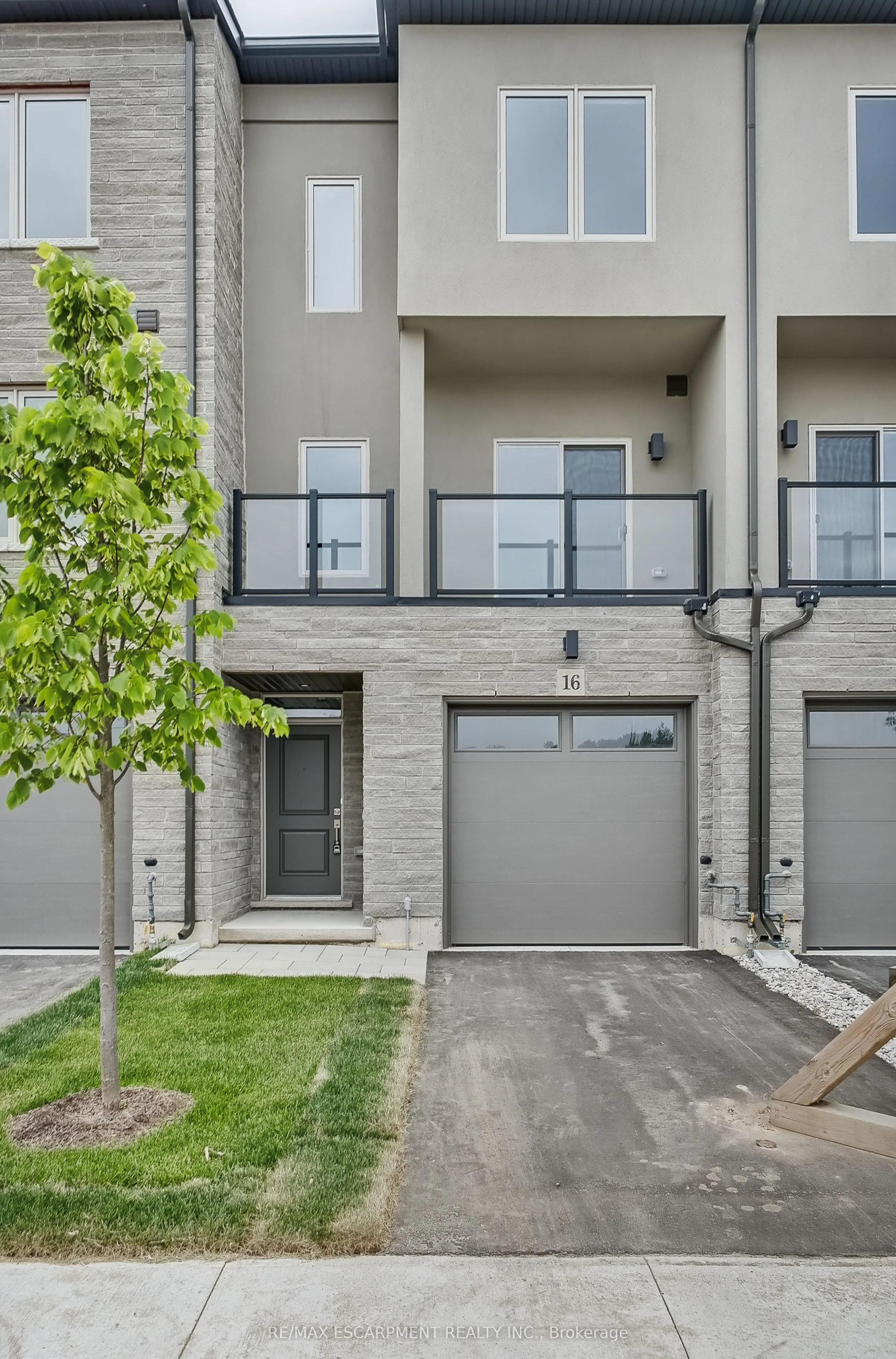 16 CLEAR VALLEY Lane