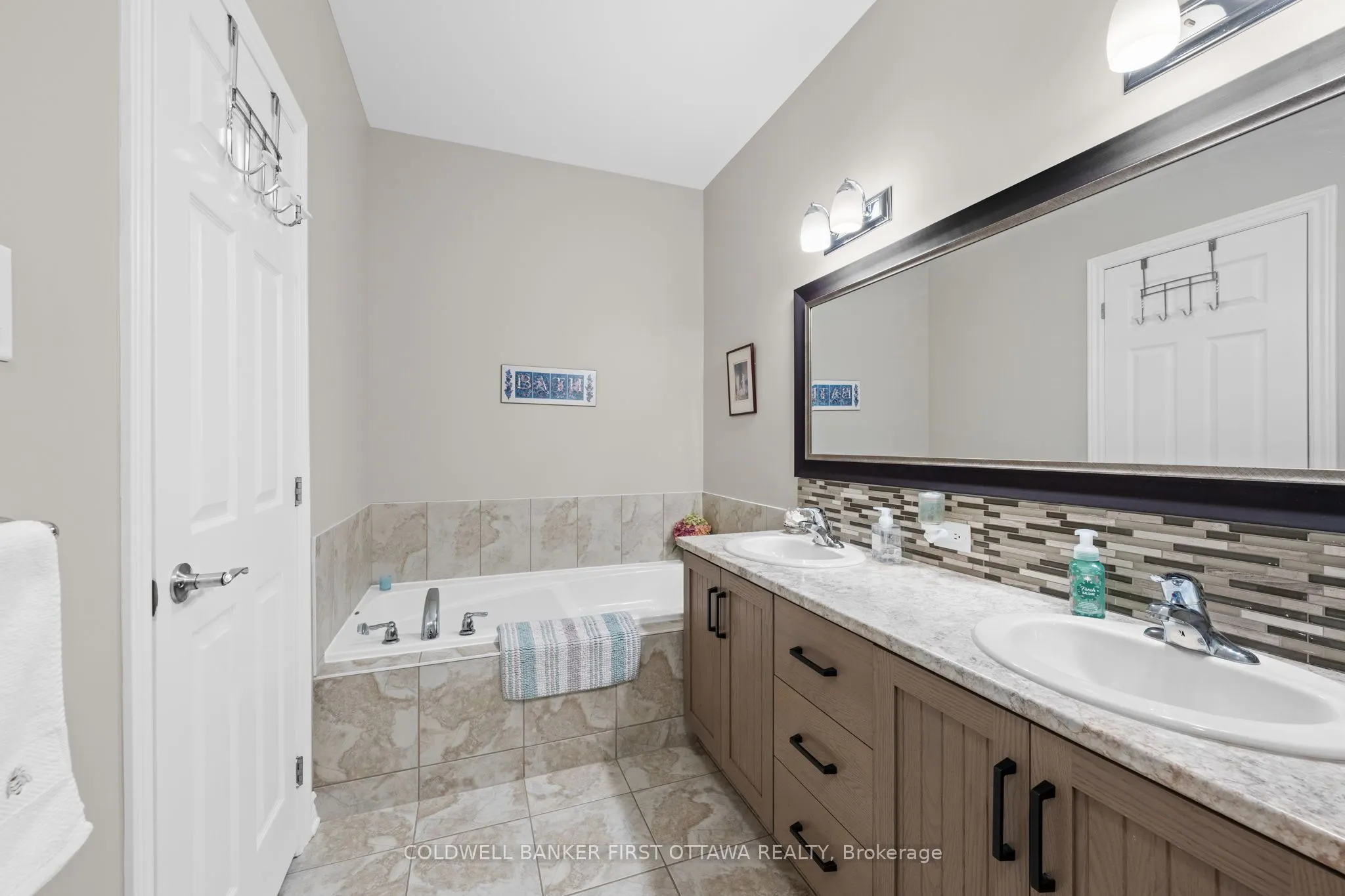 239 ROYAL LANDING Gate
