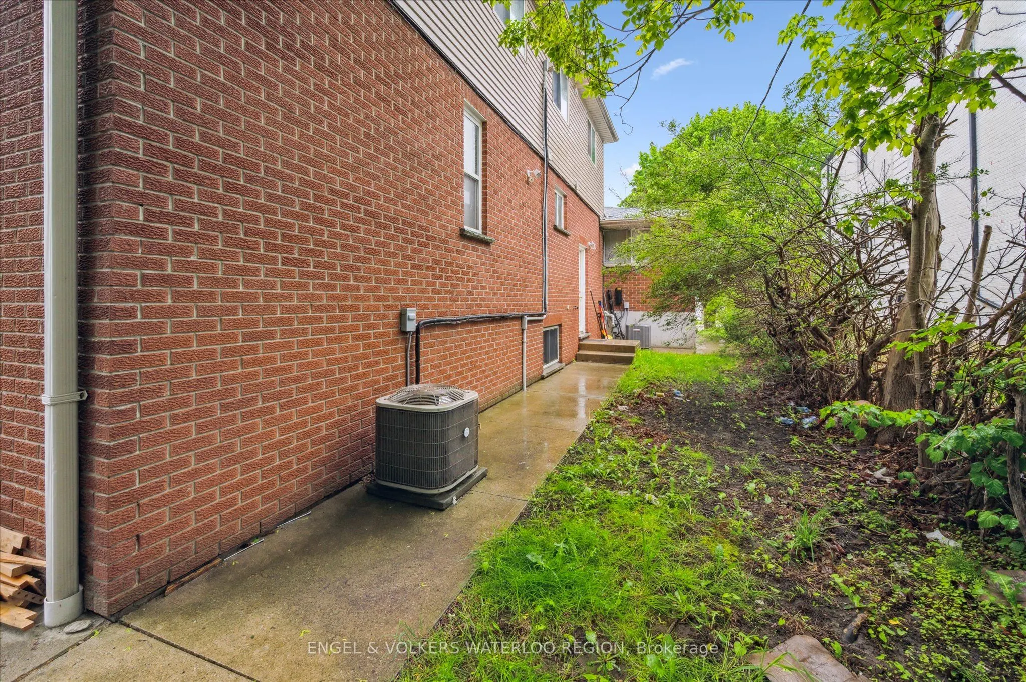 155 University Avenue E