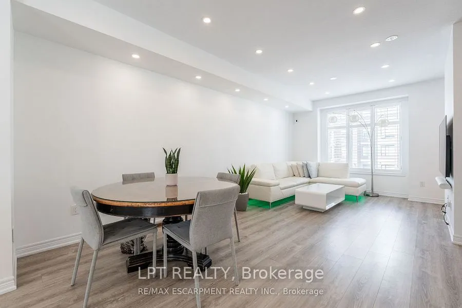 16 Place Polonaise Drive