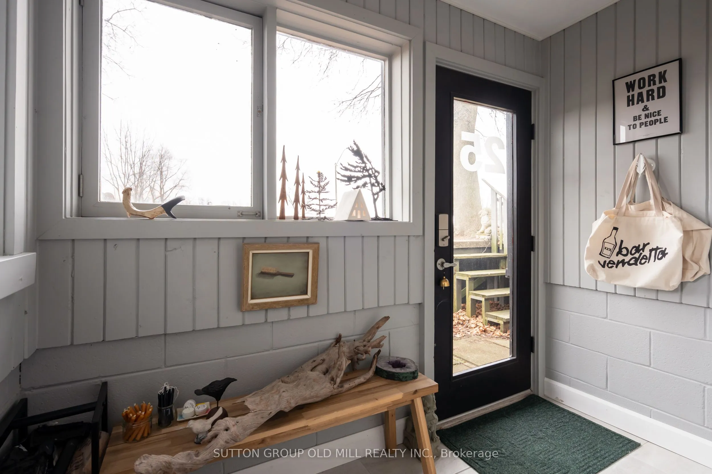25 Lakeshore Road W