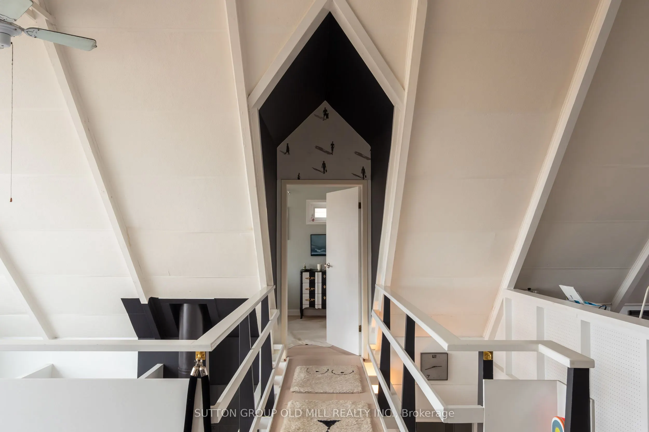 25 Lakeshore Road W