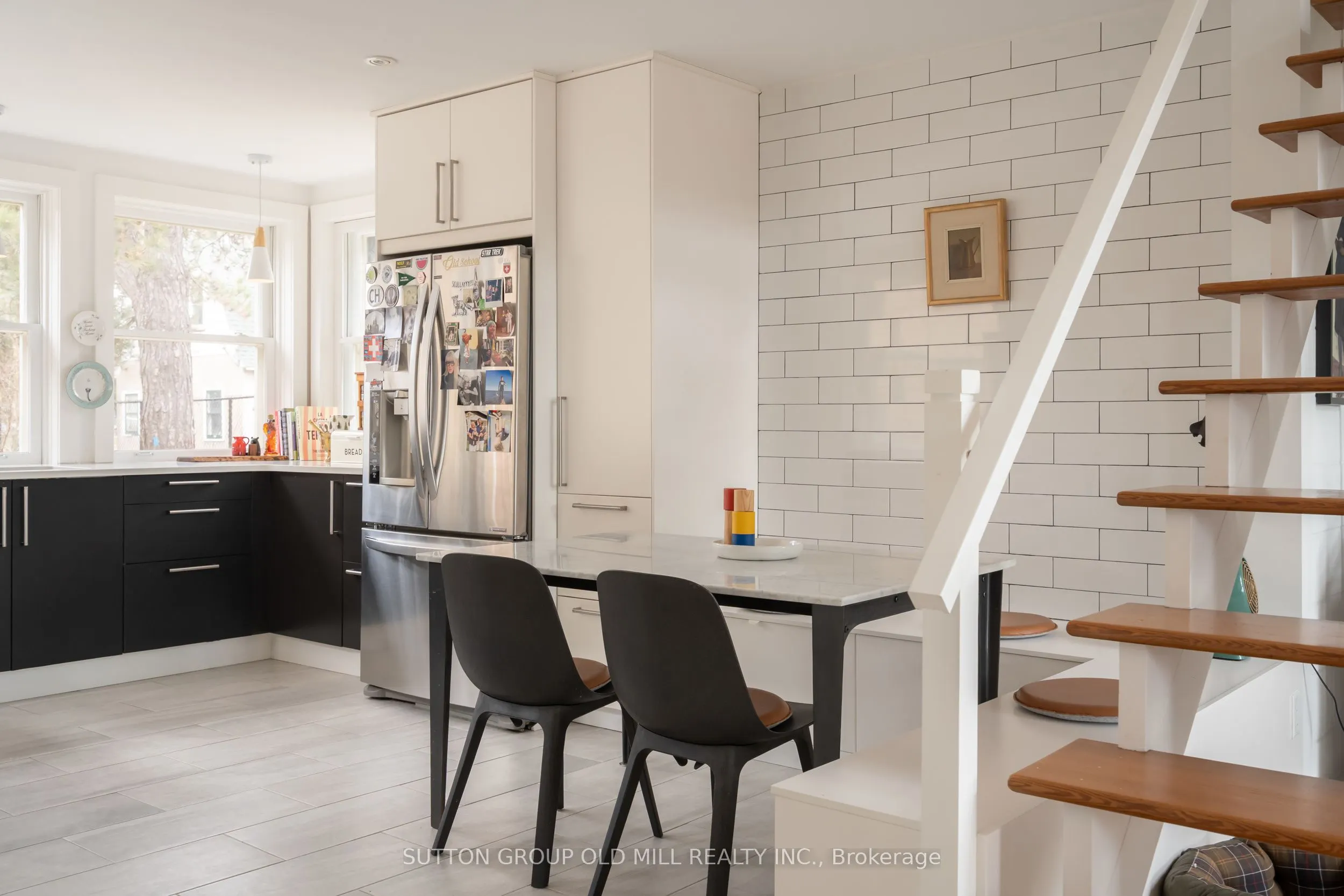 25 Lakeshore Road W