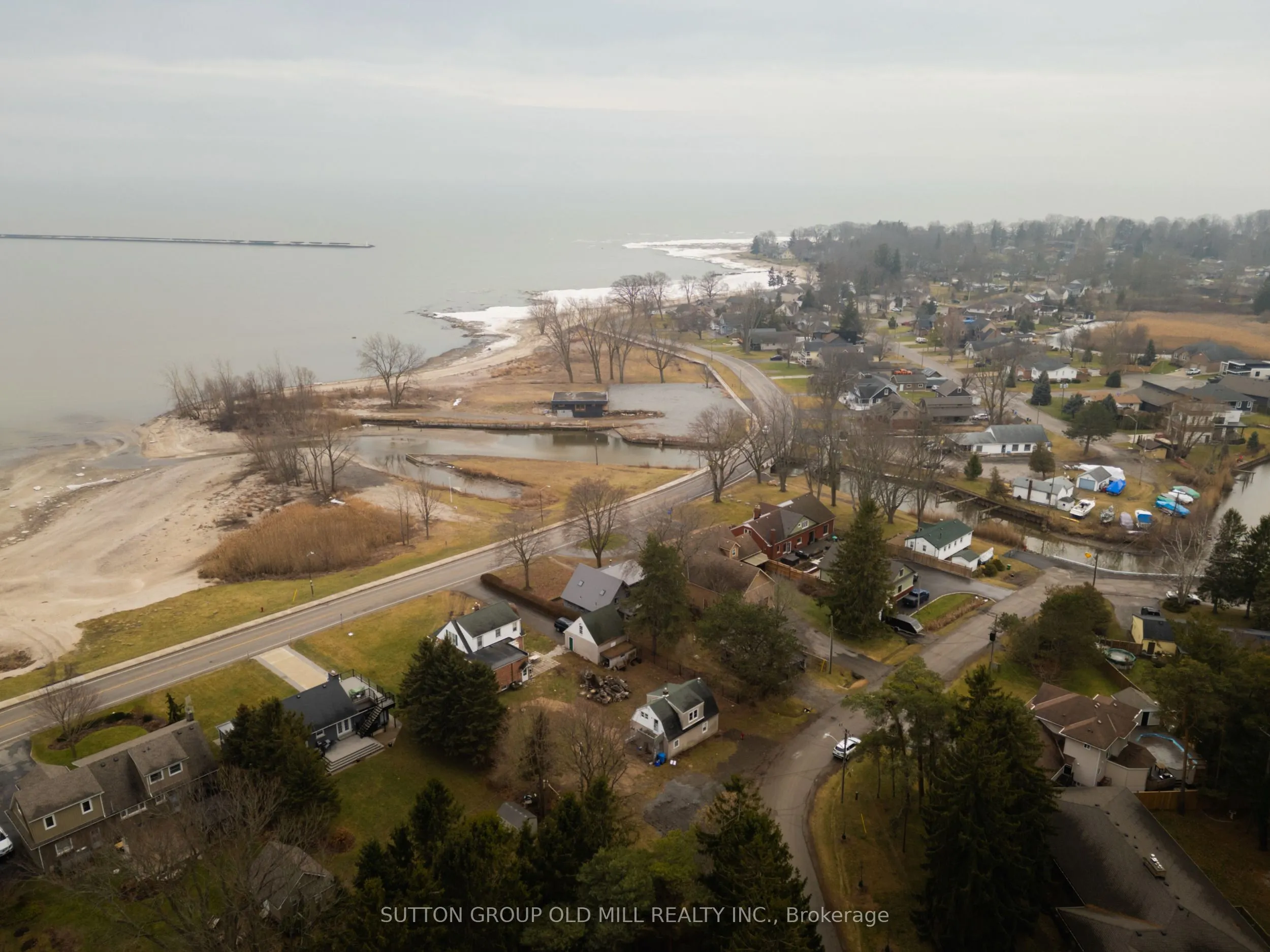 25 Lakeshore Road W