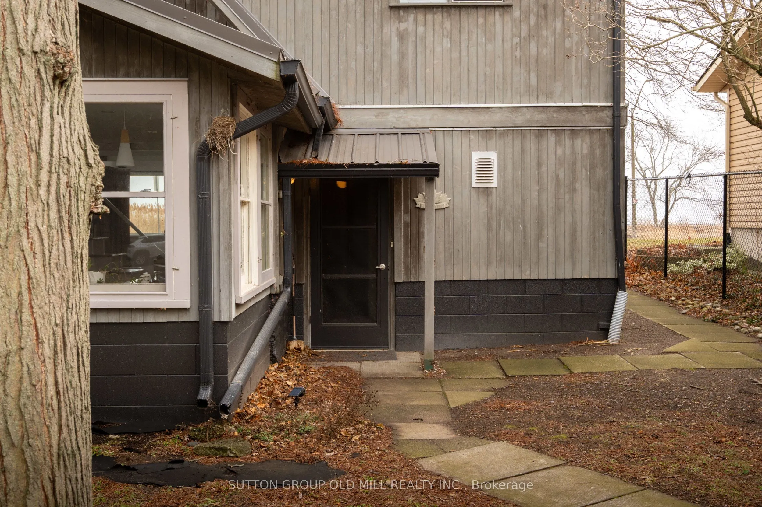 25 Lakeshore Road W