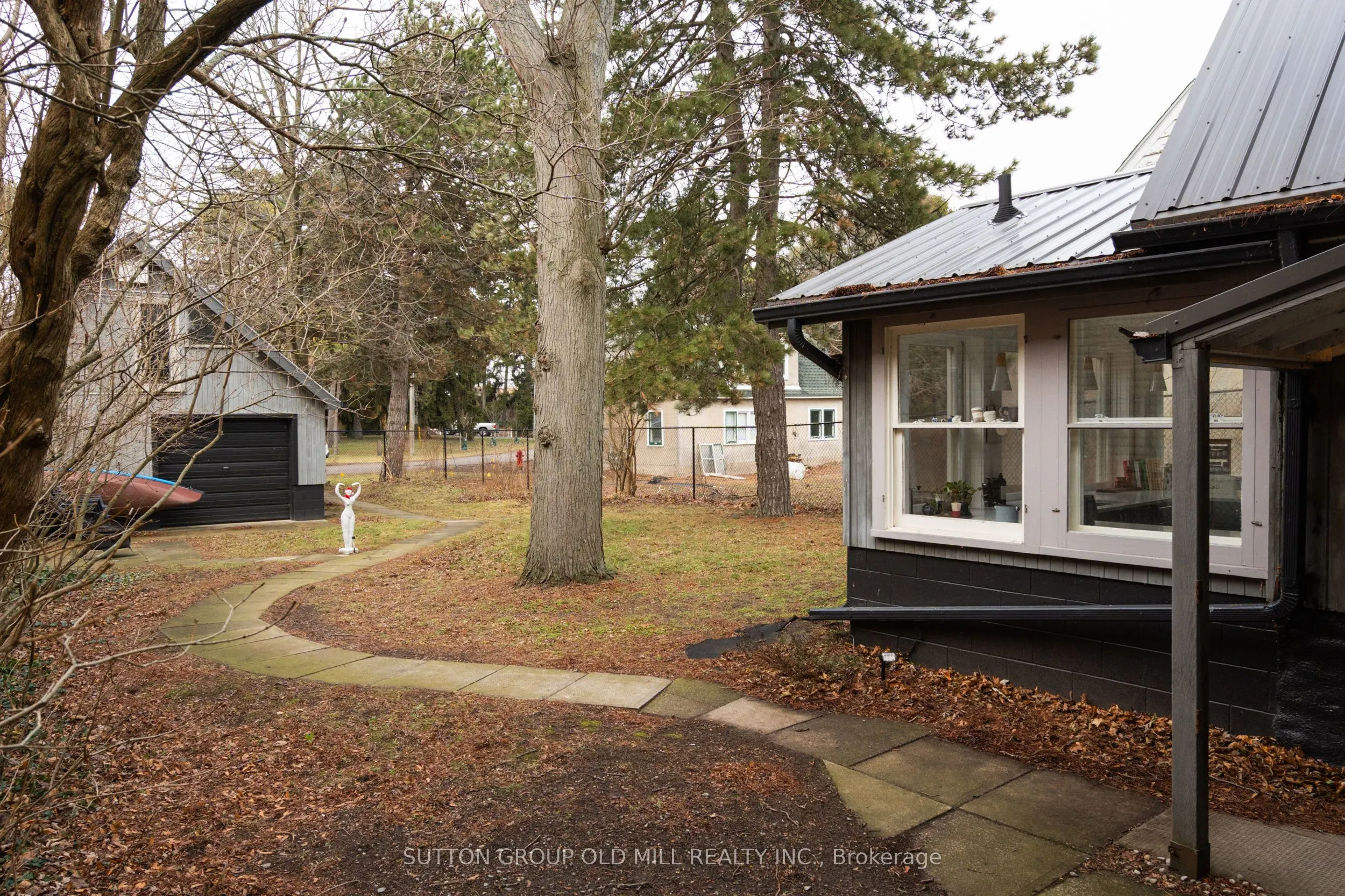 25 Lakeshore Road W