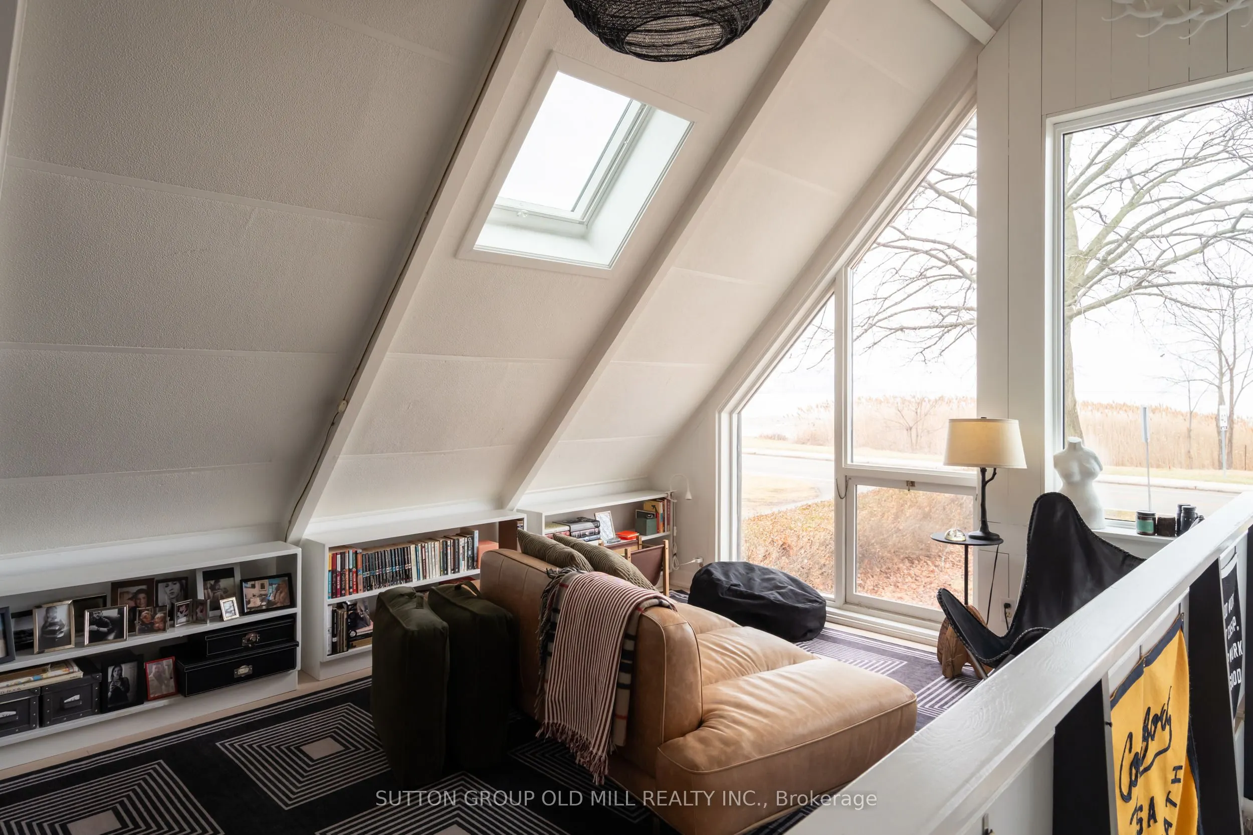 25 Lakeshore Road W