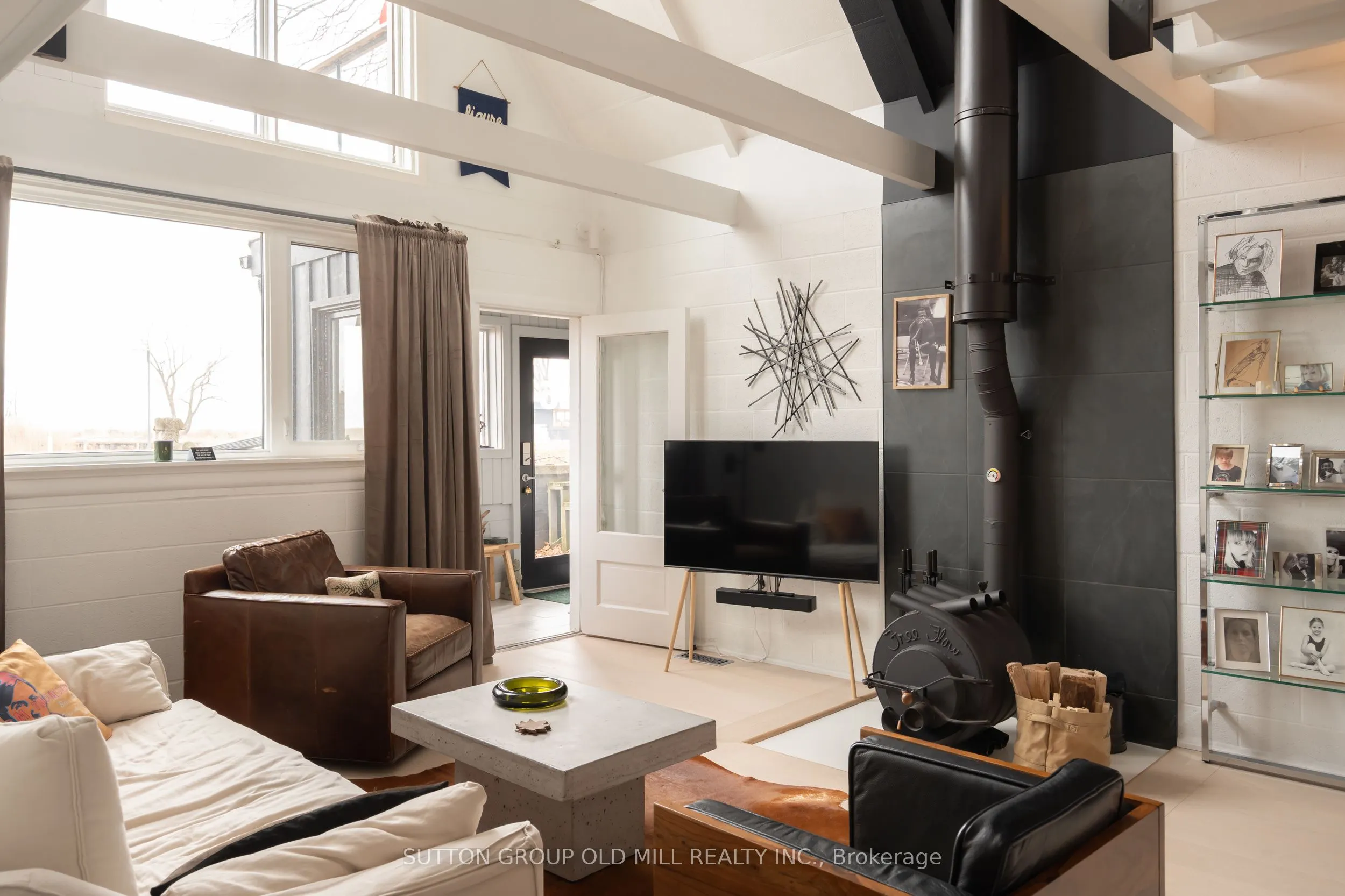 25 Lakeshore Road W