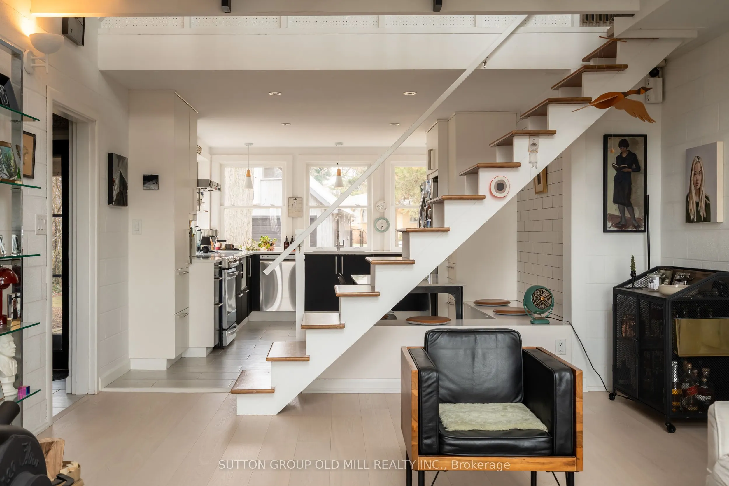 25 Lakeshore Road W