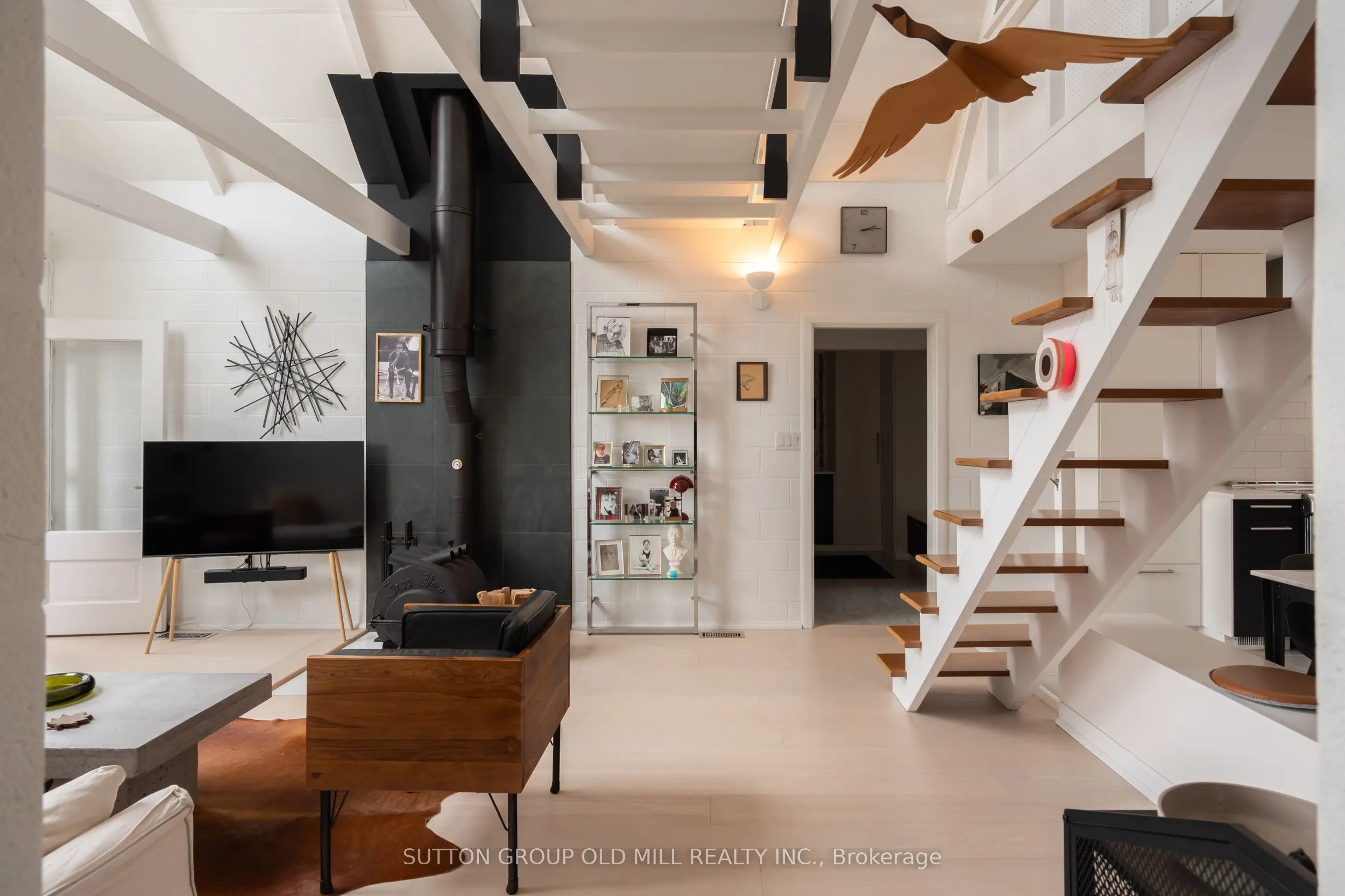 25 Lakeshore Road W