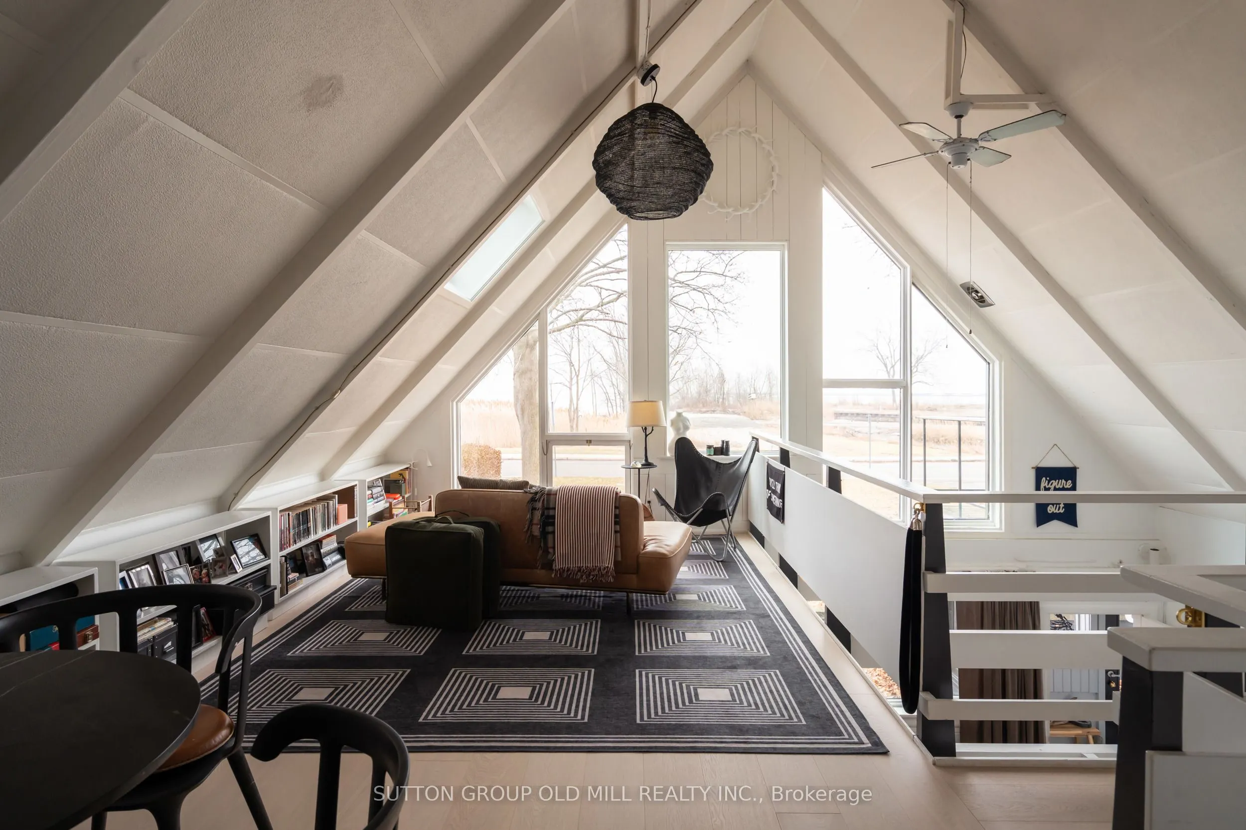 25 Lakeshore Road W