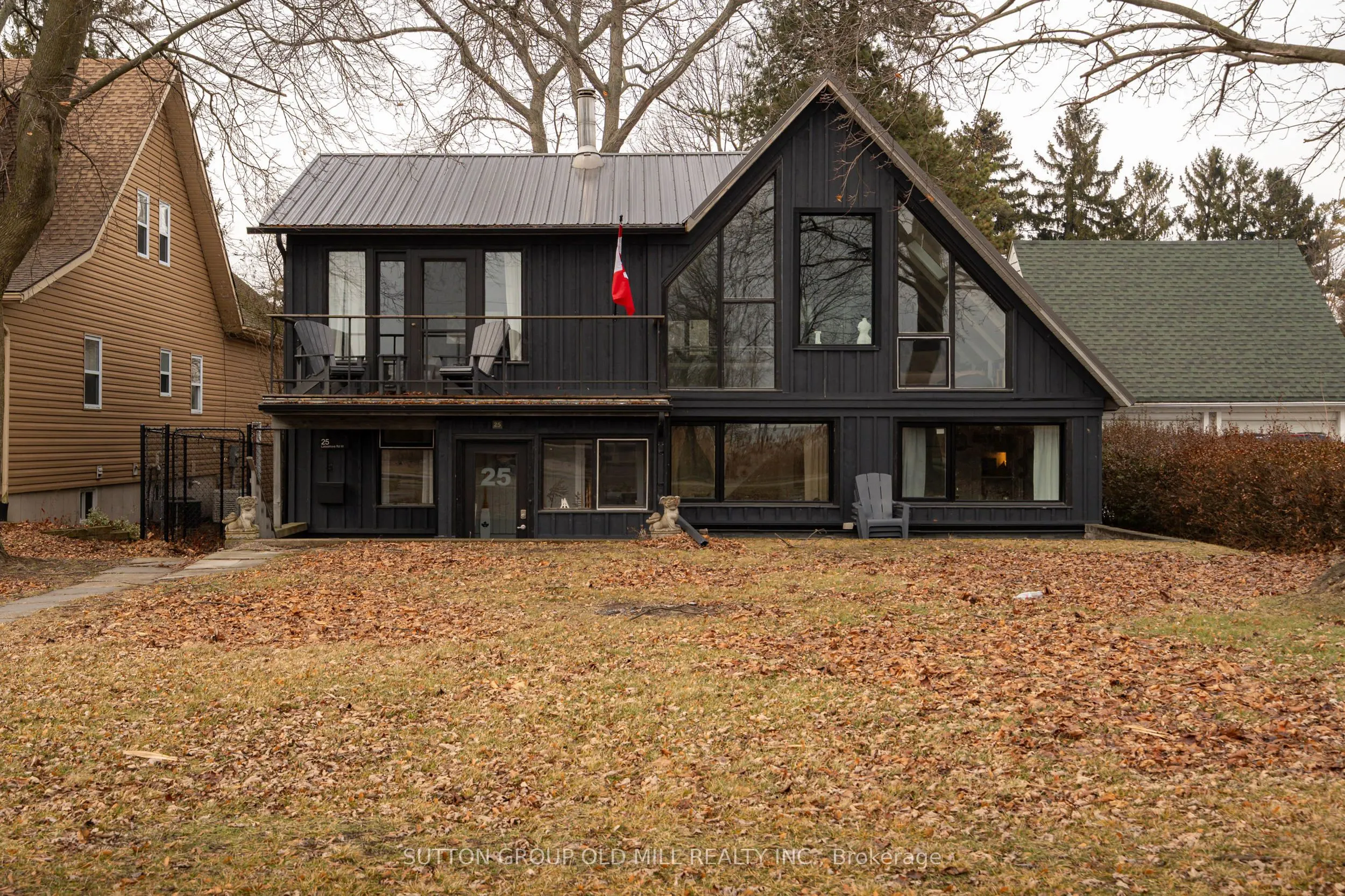 25 Lakeshore Road W