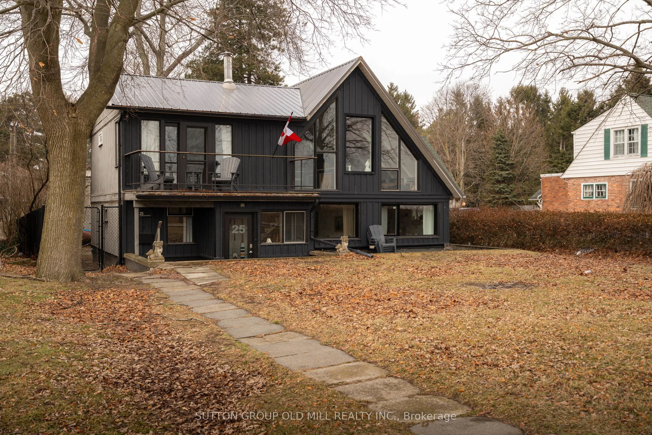 25 Lakeshore Road W