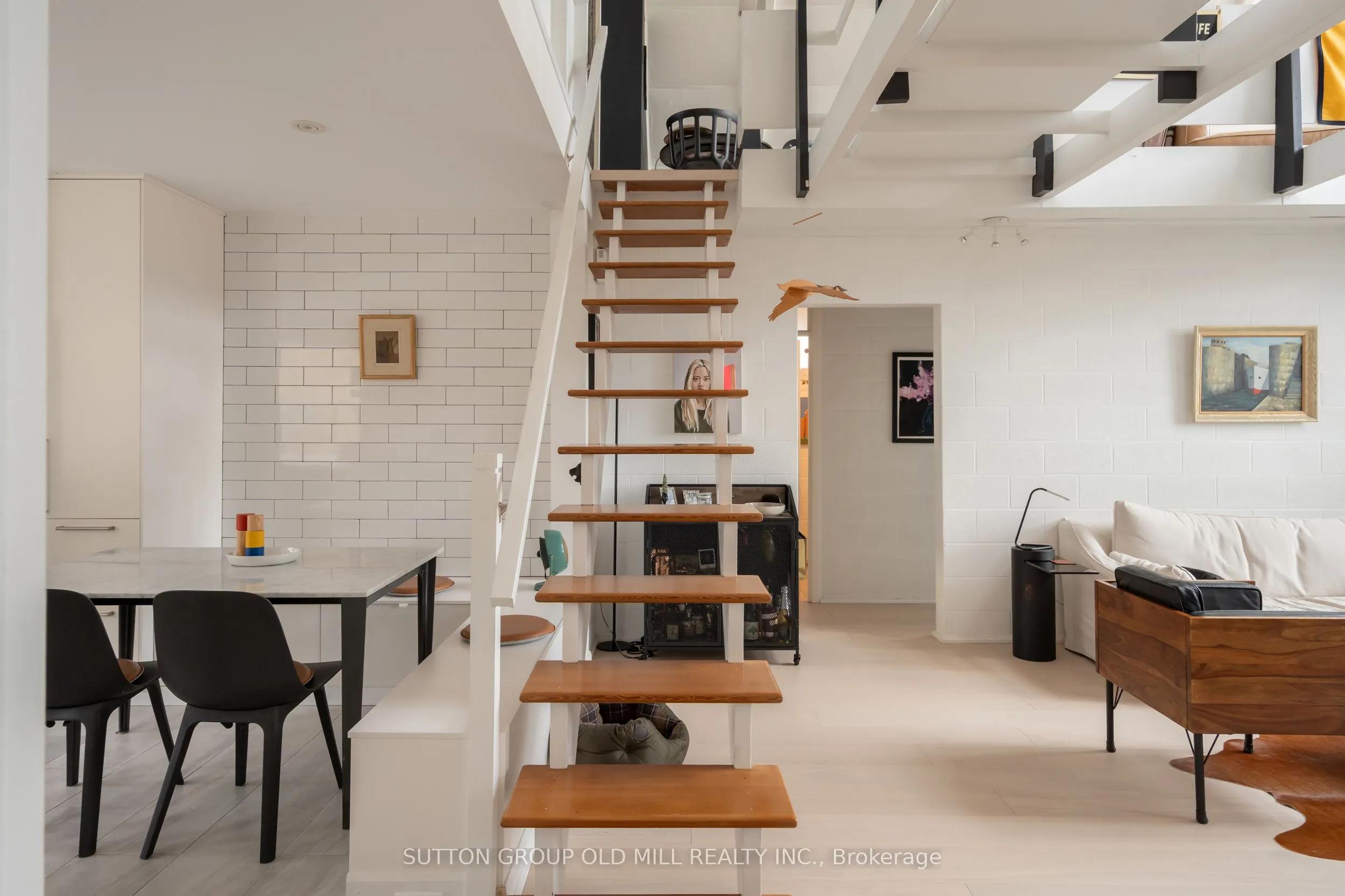 25 Lakeshore Road W