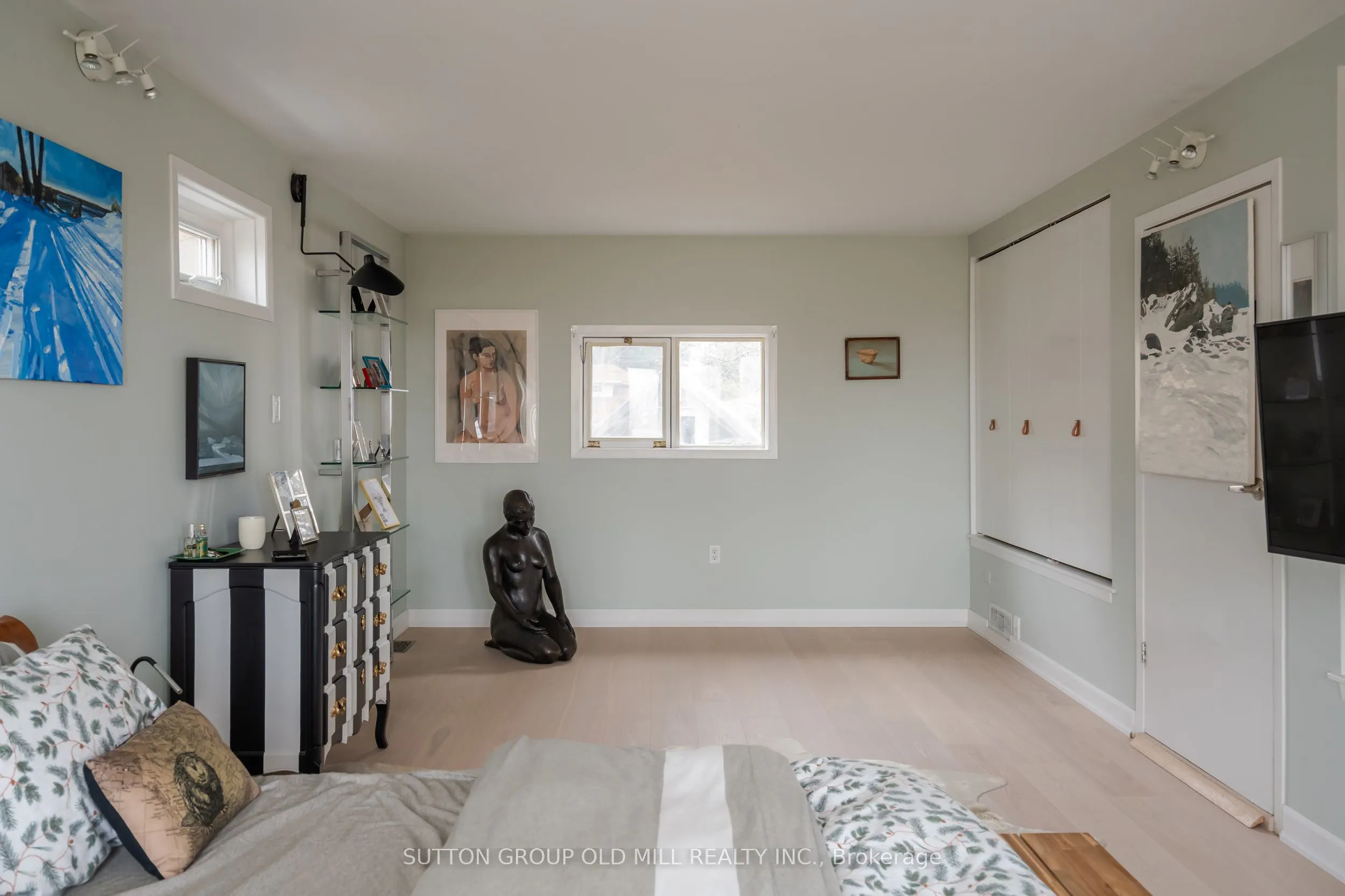 25 Lakeshore Road W