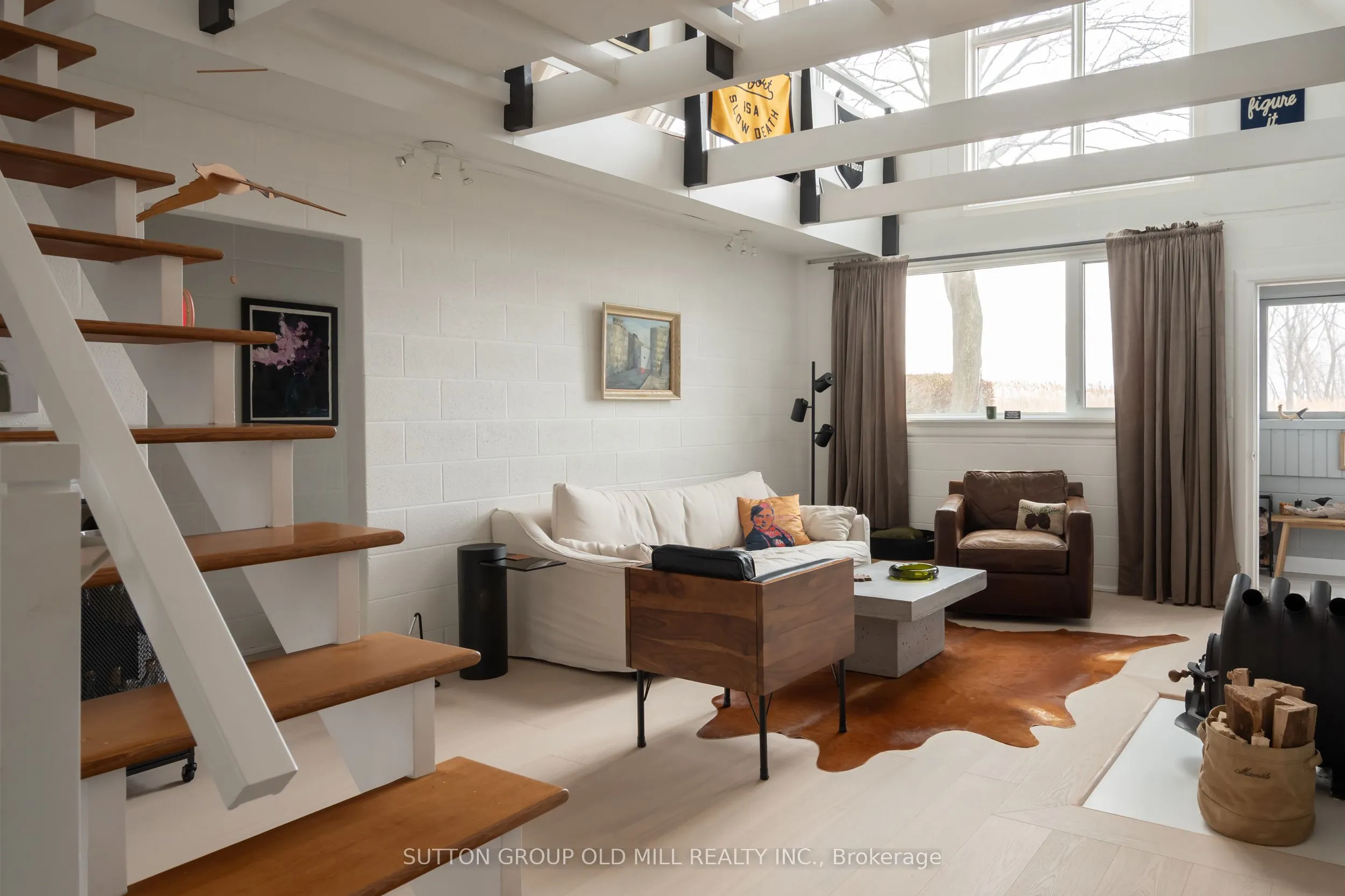 25 Lakeshore Road W
