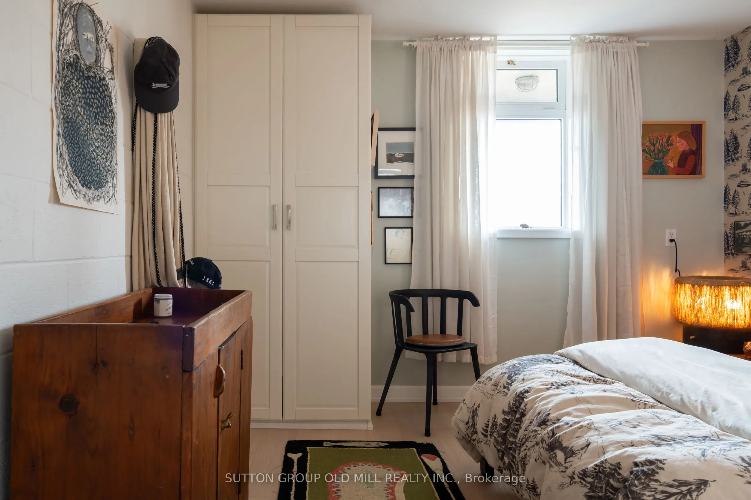 25 Lakeshore Road W
