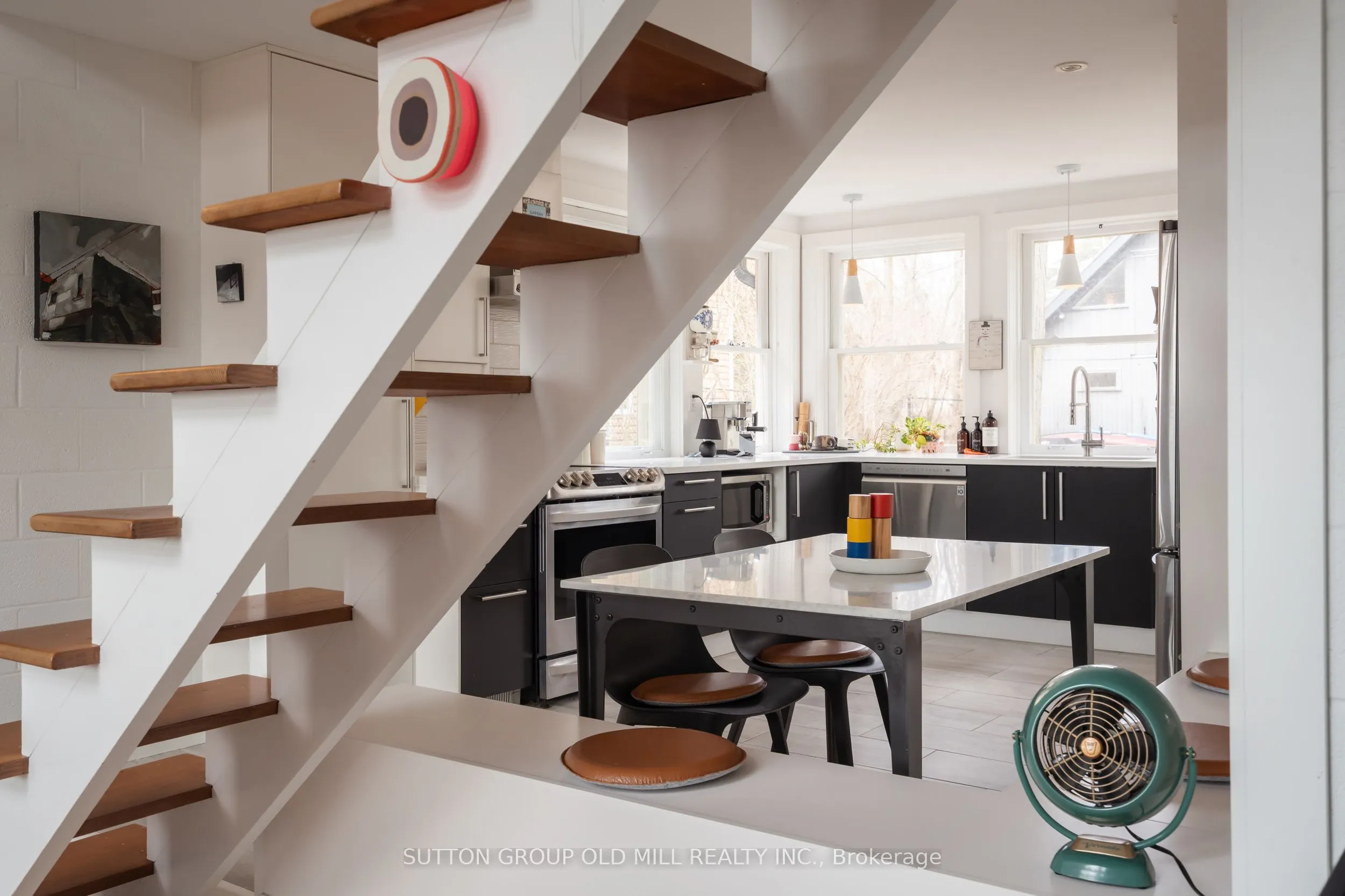 25 Lakeshore Road W