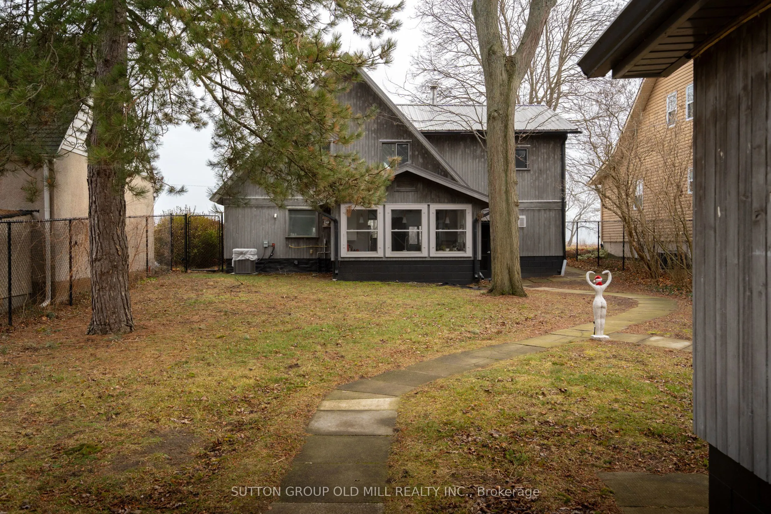 25 Lakeshore Road W
