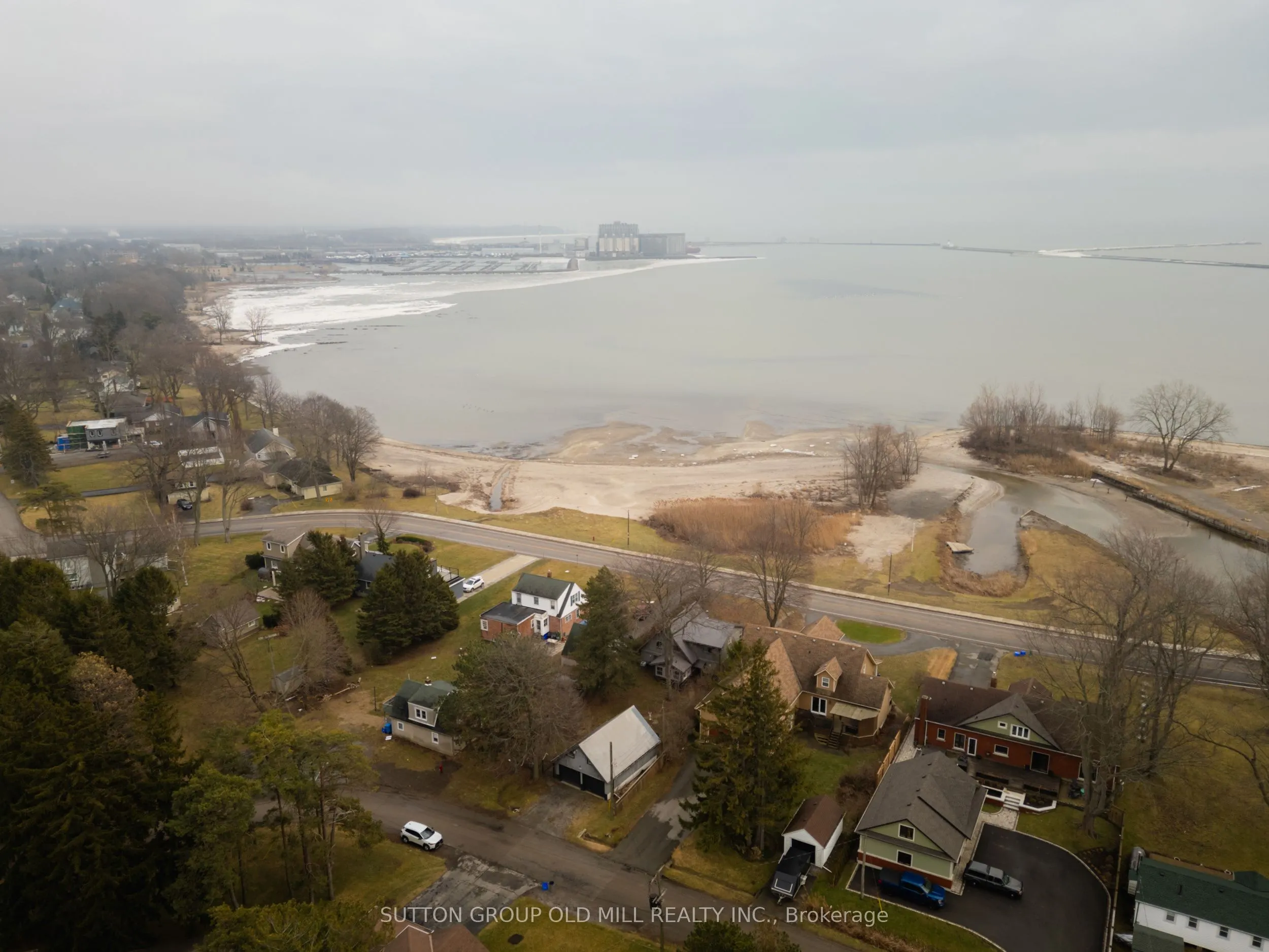25 Lakeshore Road W