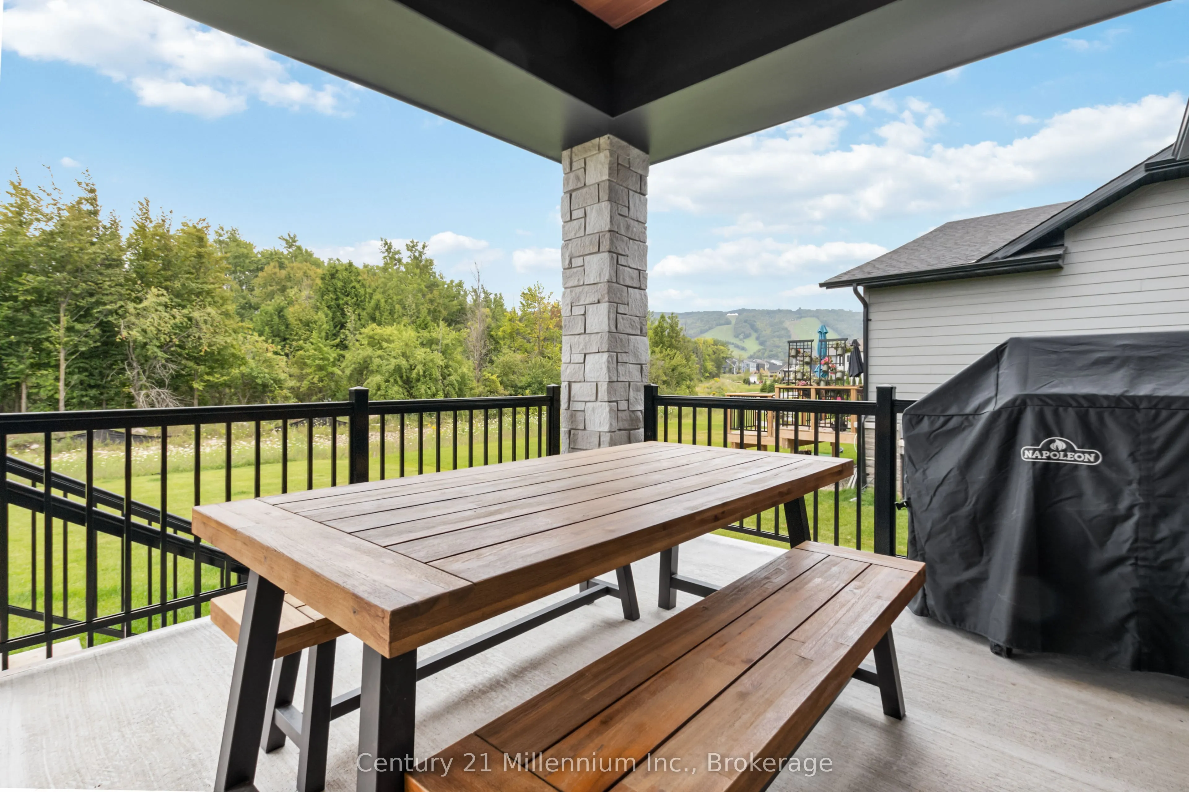 125 STONELEIGH Drive