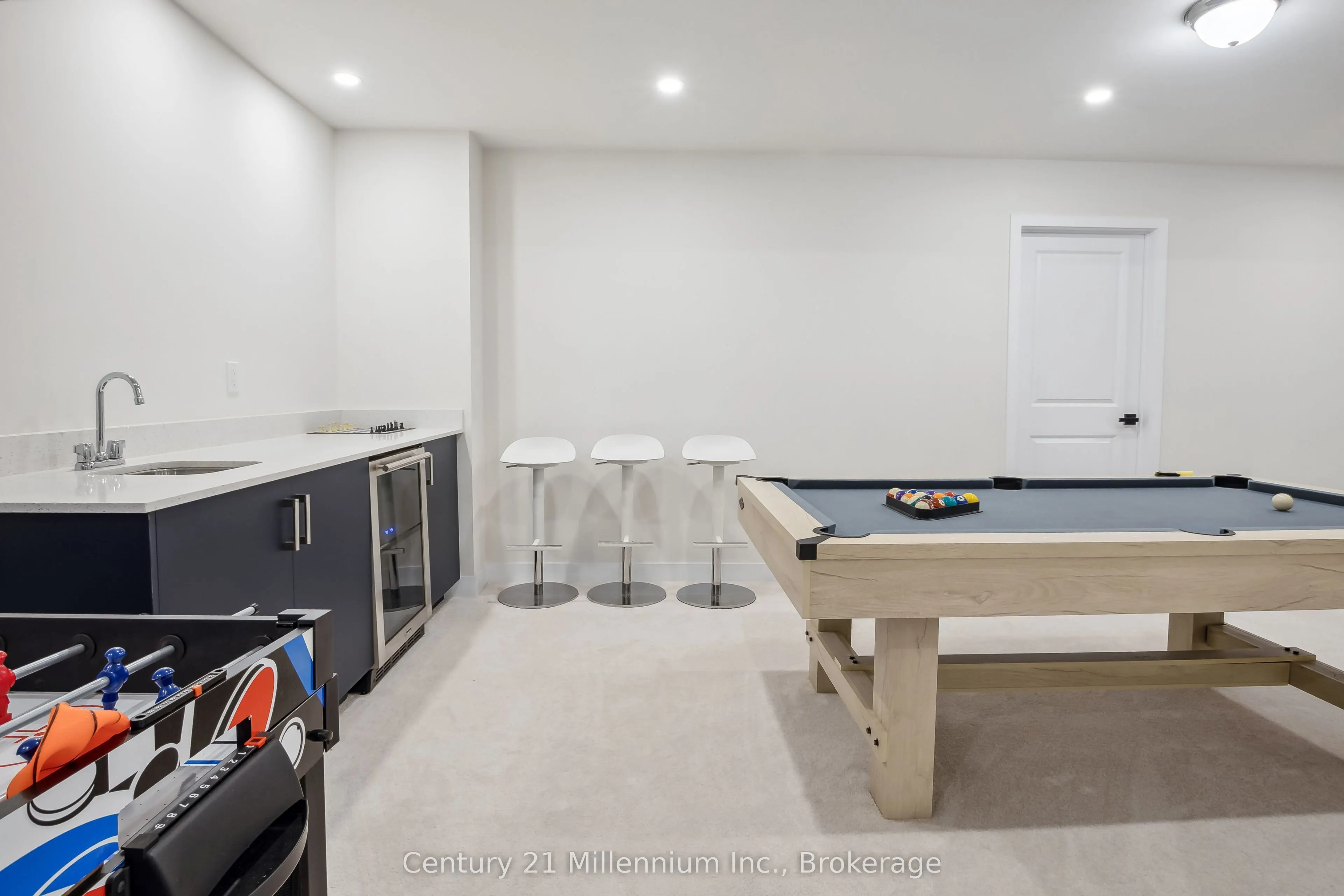 125 STONELEIGH Drive