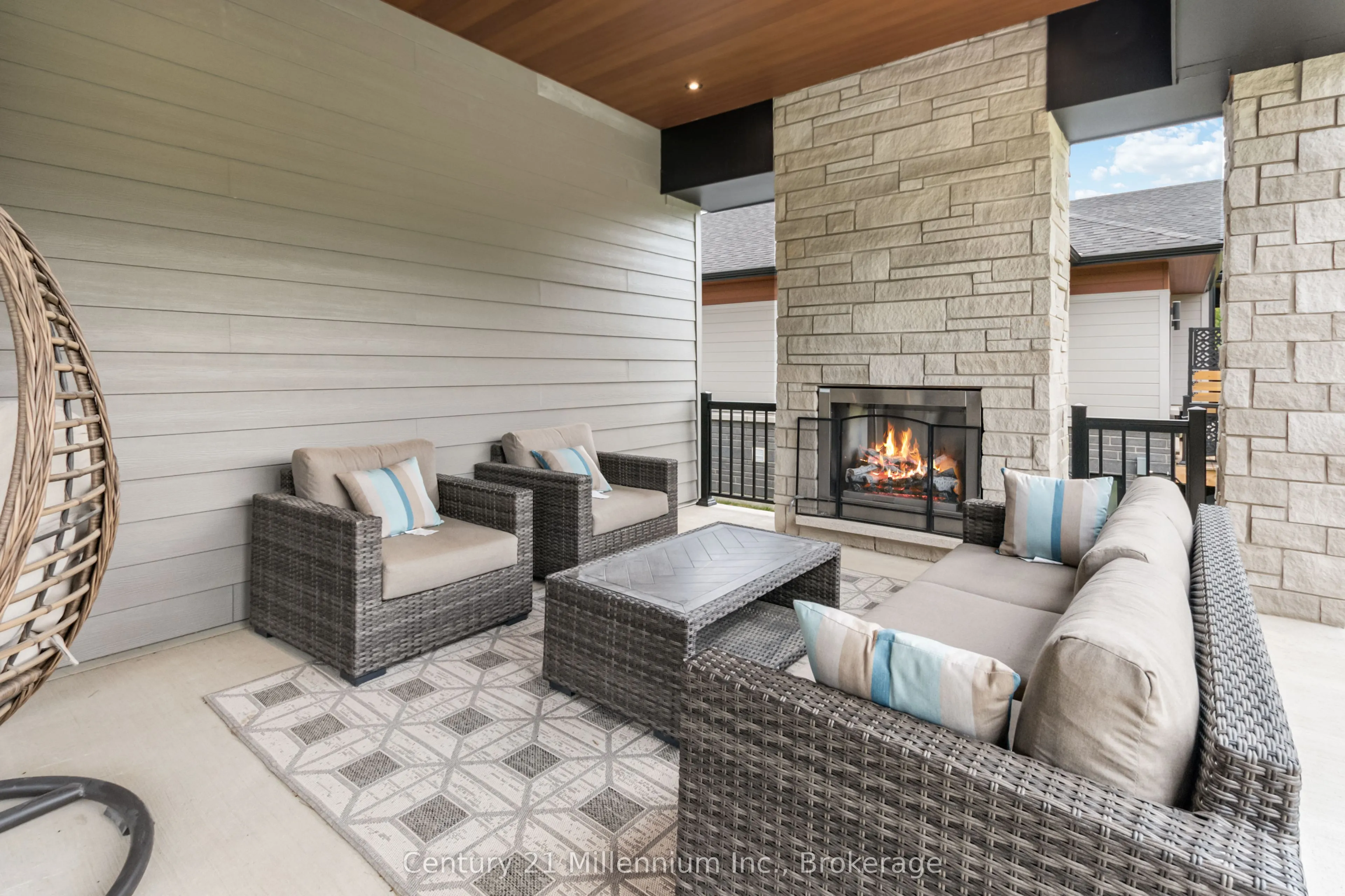 125 STONELEIGH Drive