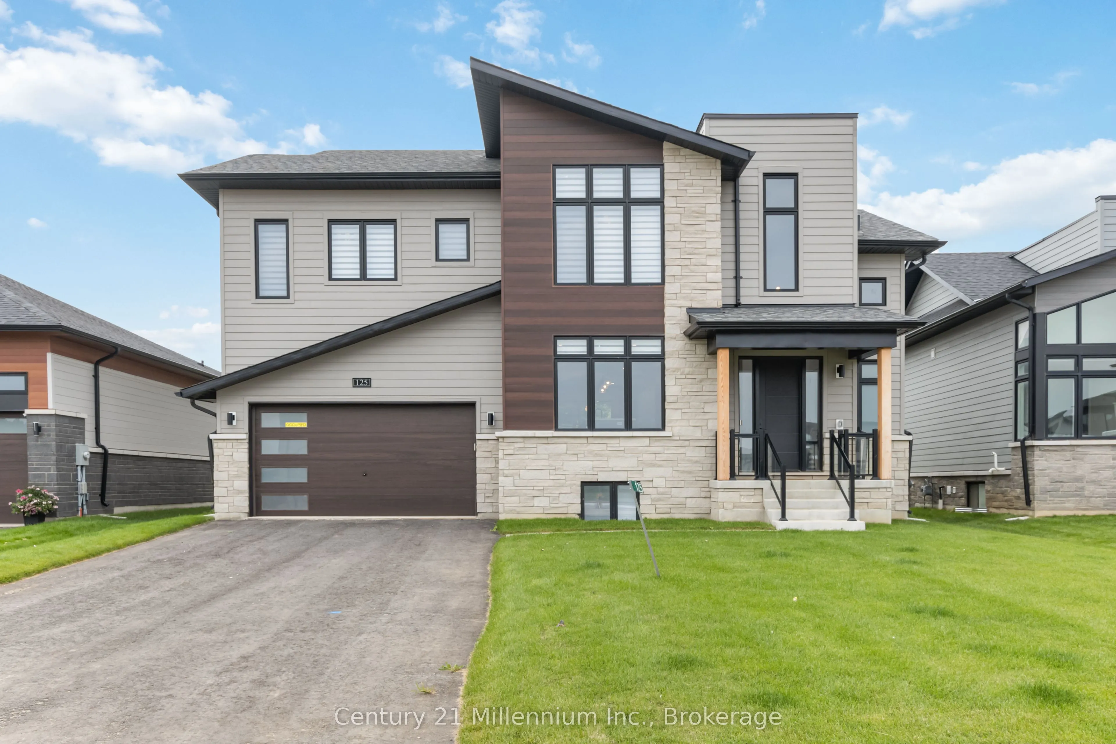 125 STONELEIGH Drive