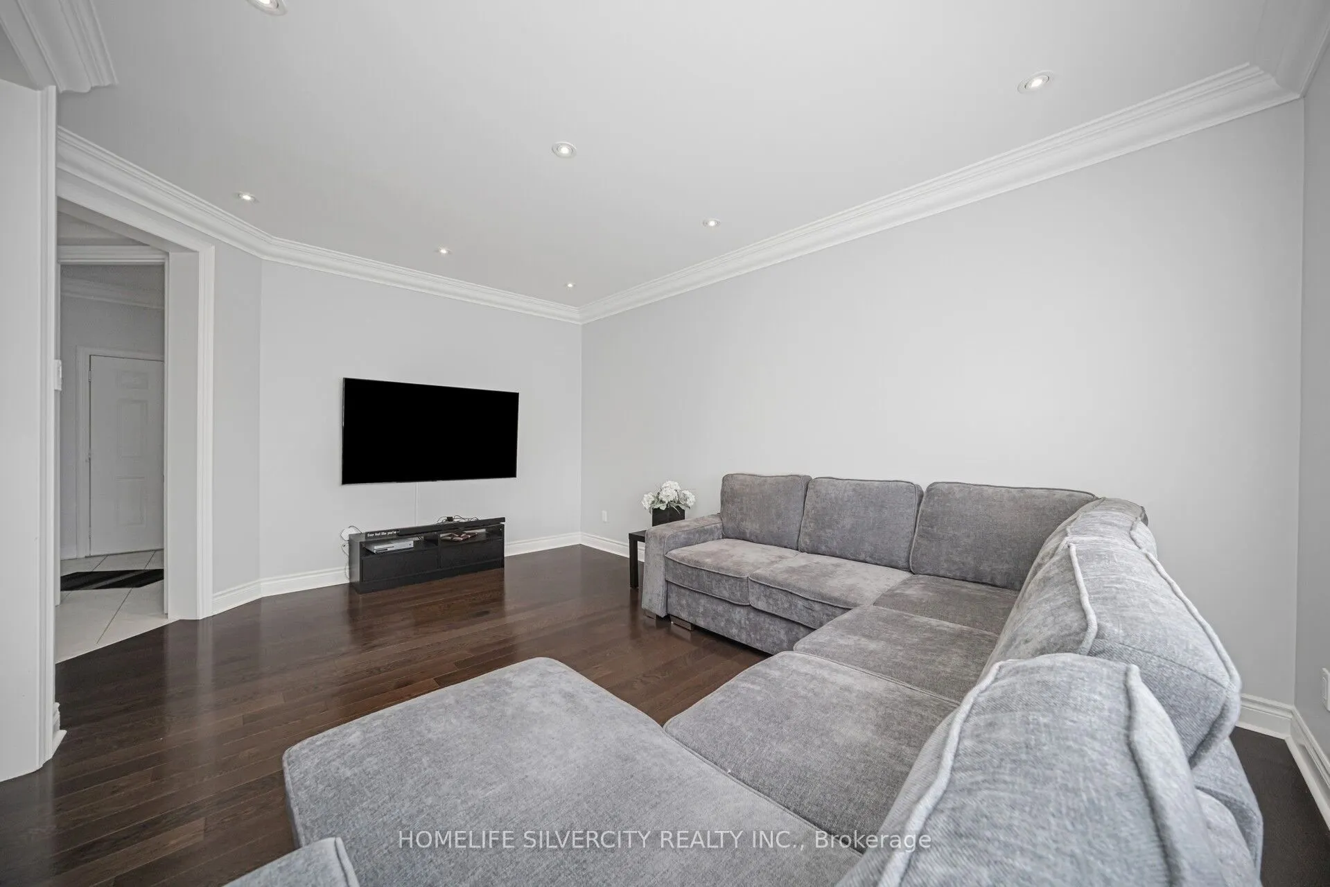 8 Mitchell Crescent