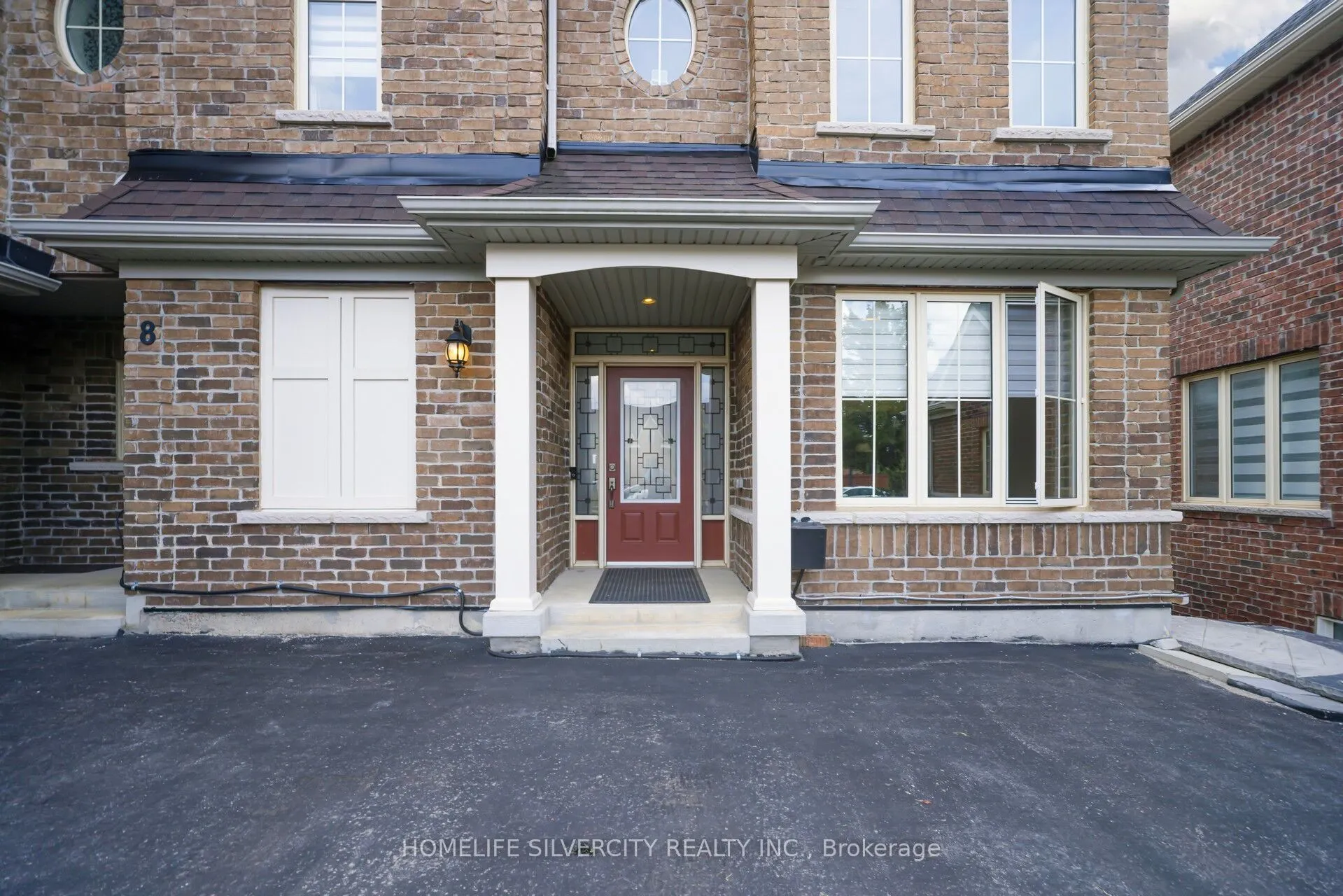 8 Mitchell Crescent