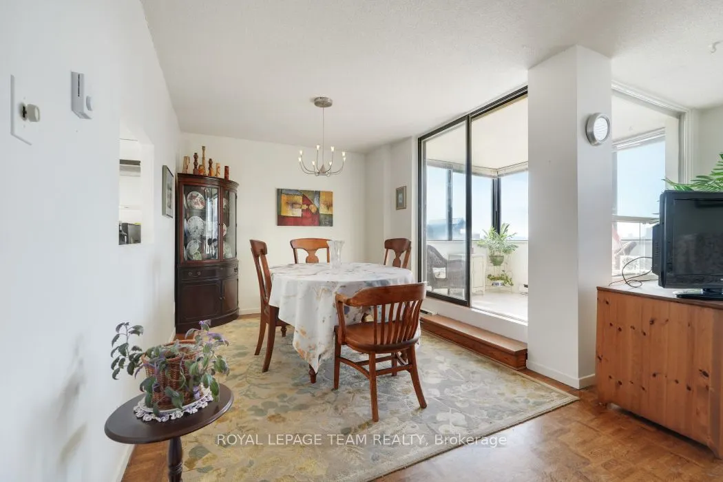 40 Arthur Street E #1004