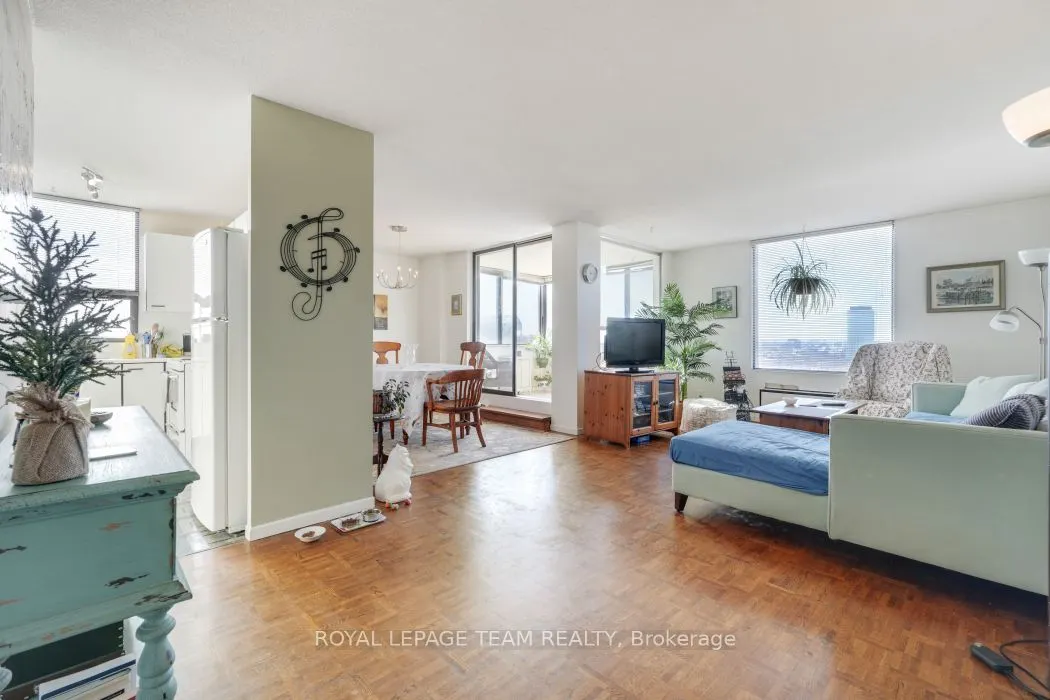 40 Arthur Street E #1004