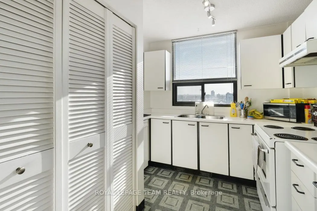 40 Arthur Street E #1004