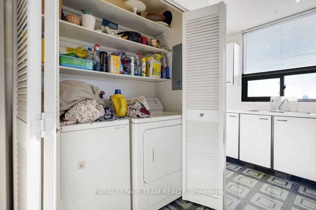 40 Arthur Street E #1004