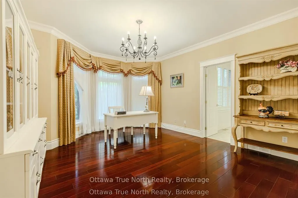 5884 Earlscourt Crescent