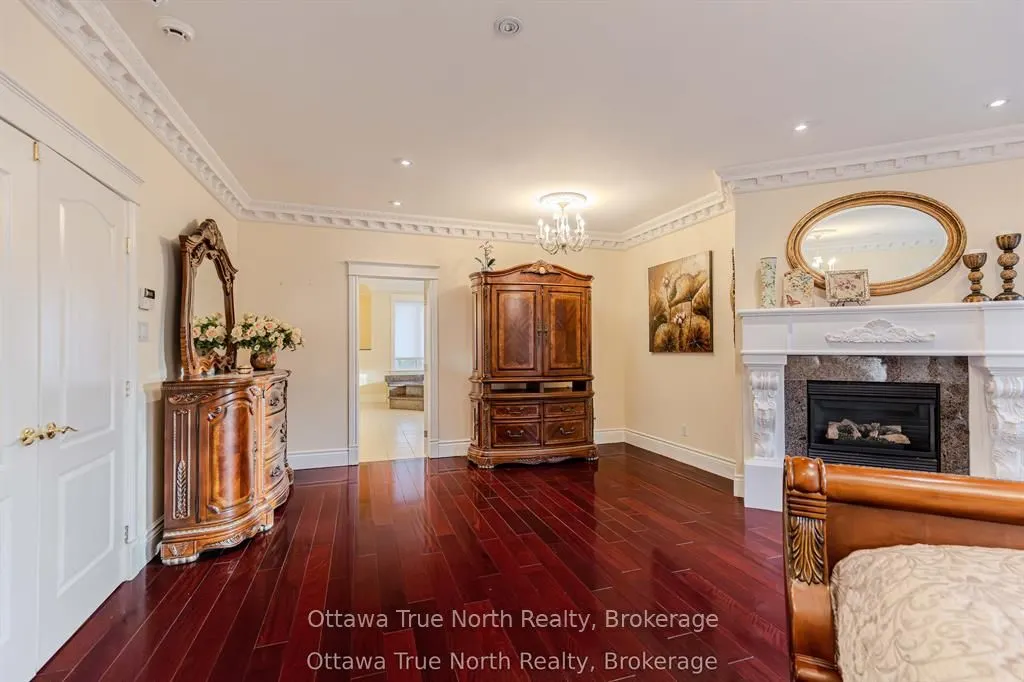5884 Earlscourt Crescent