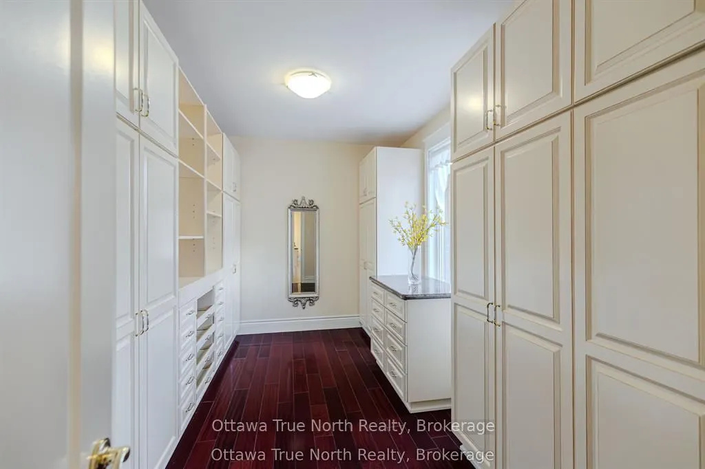 5884 Earlscourt Crescent