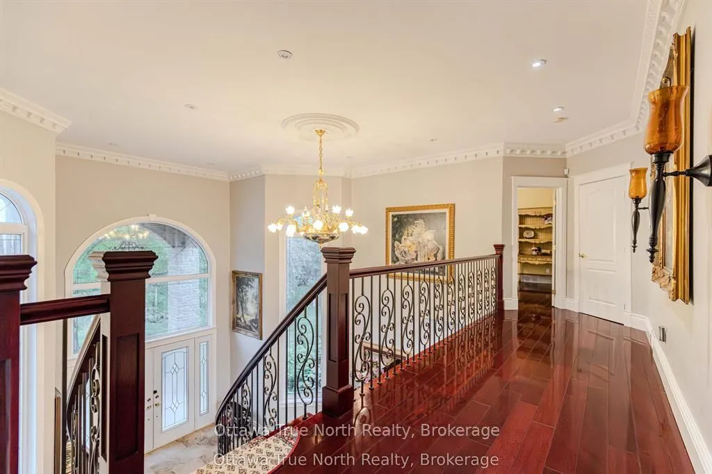 5884 Earlscourt Crescent