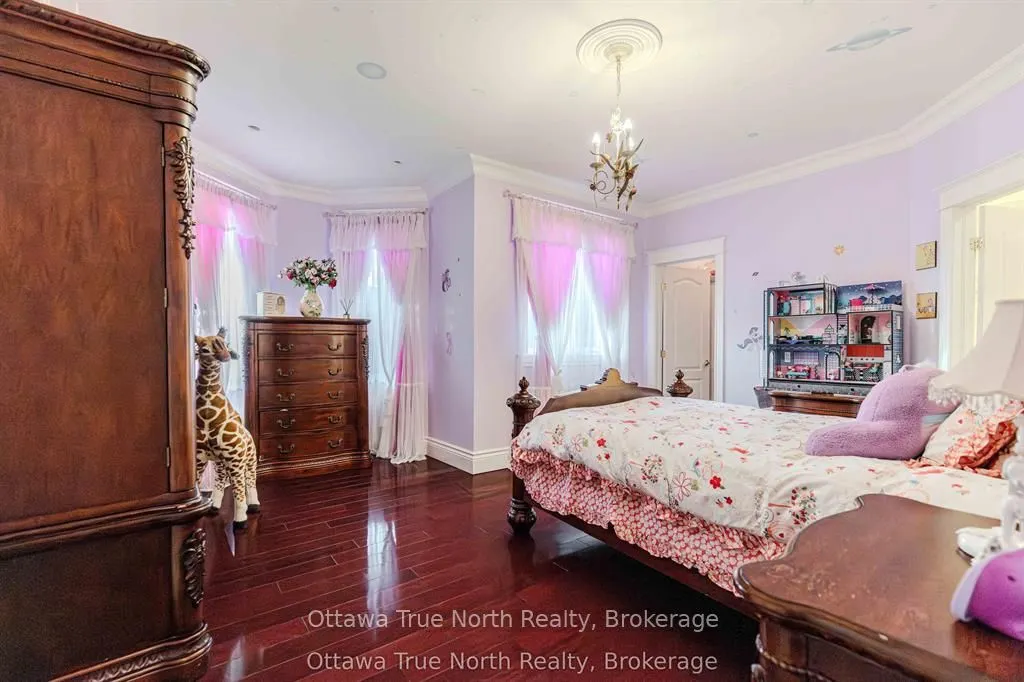 5884 Earlscourt Crescent