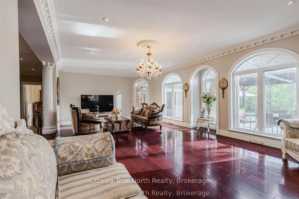 5884 Earlscourt Crescent