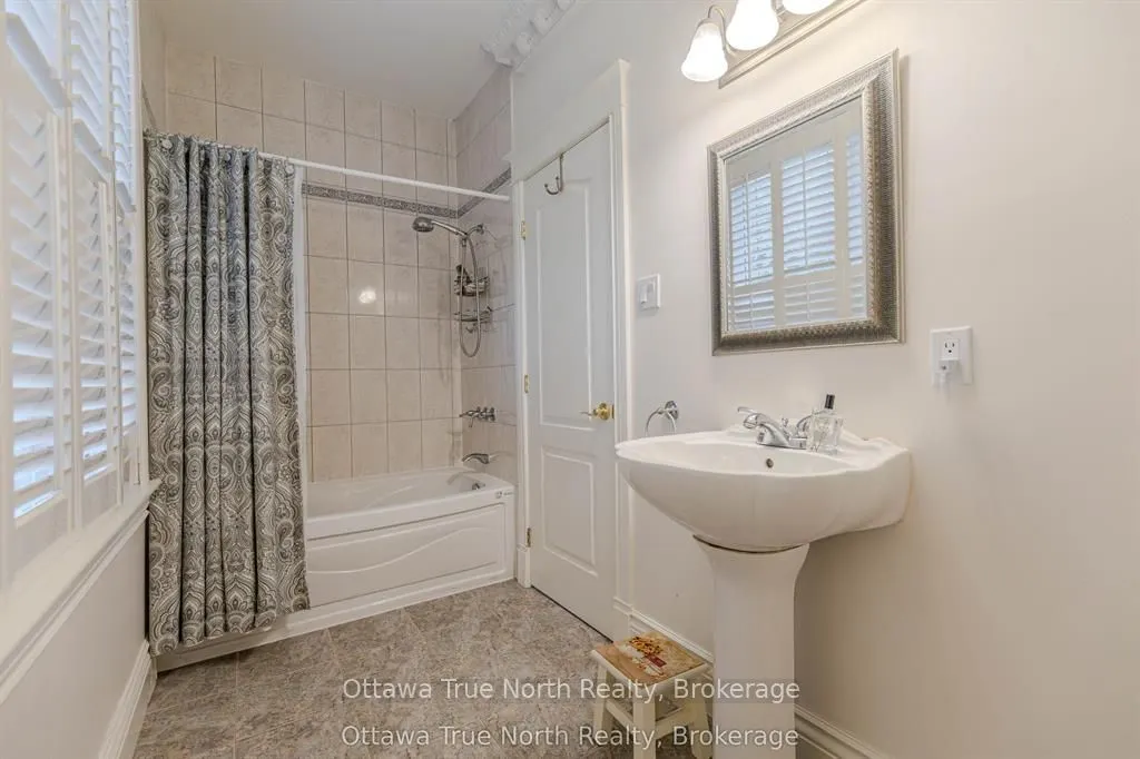 5884 Earlscourt Crescent