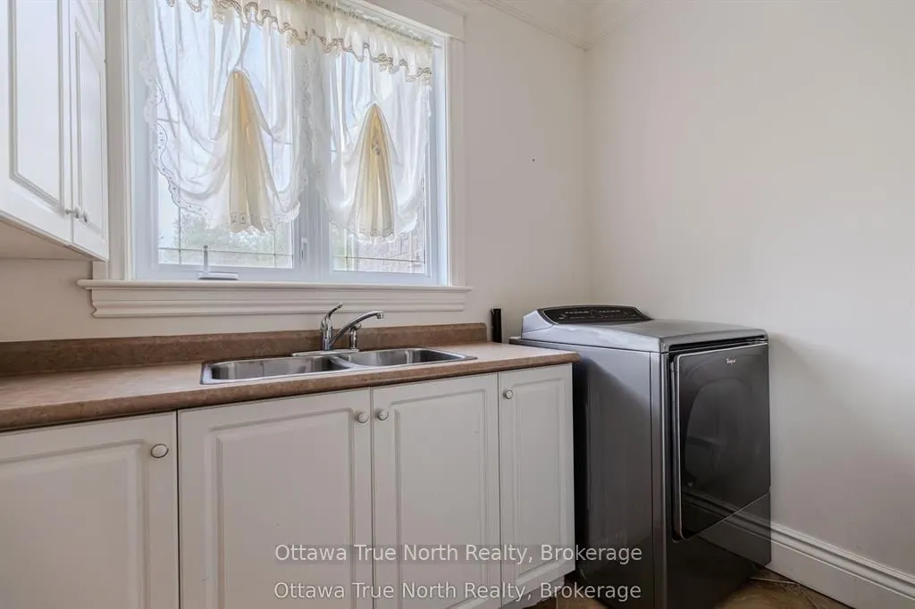 5884 Earlscourt Crescent