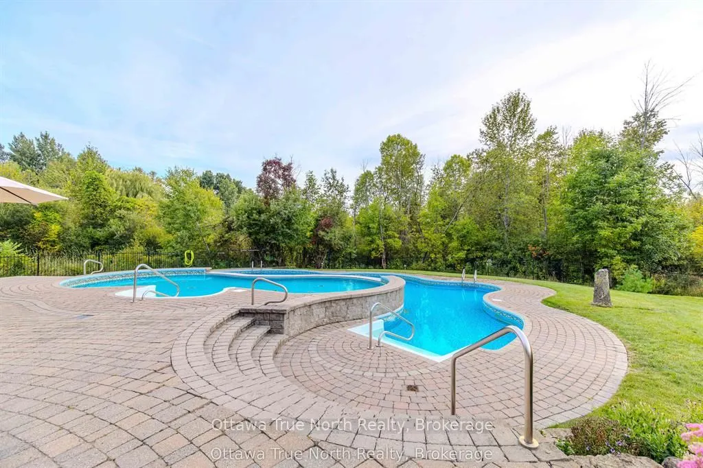 5884 Earlscourt Crescent