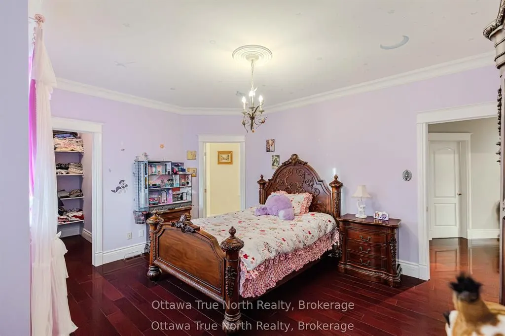 5884 Earlscourt Crescent