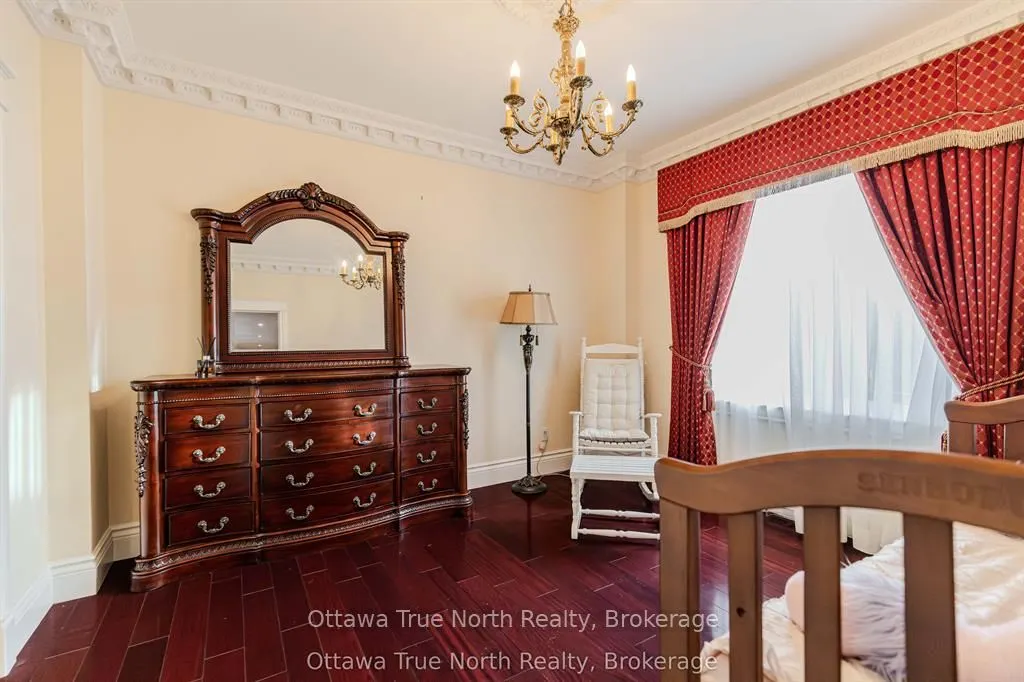 5884 Earlscourt Crescent