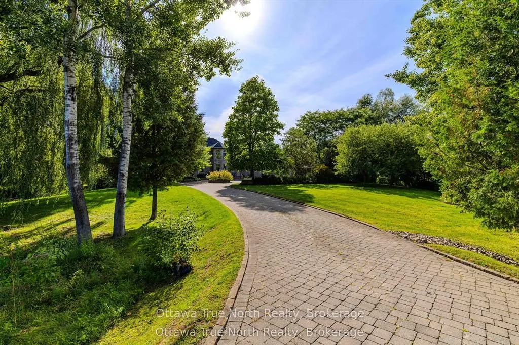5884 Earlscourt Crescent