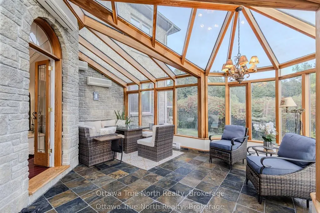 5884 Earlscourt Crescent